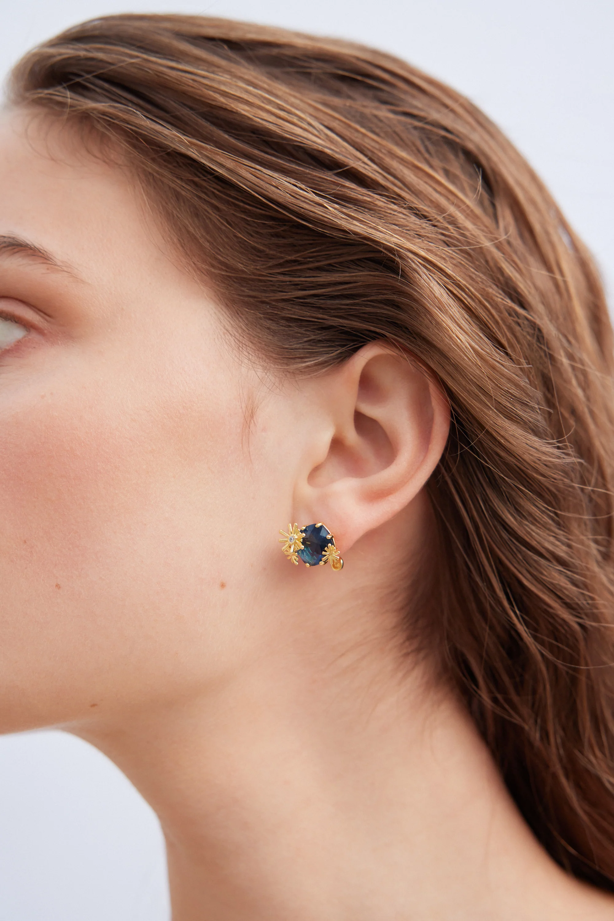 Boucles d'oreilles étoiles dorées et pierre carrée - Image 3