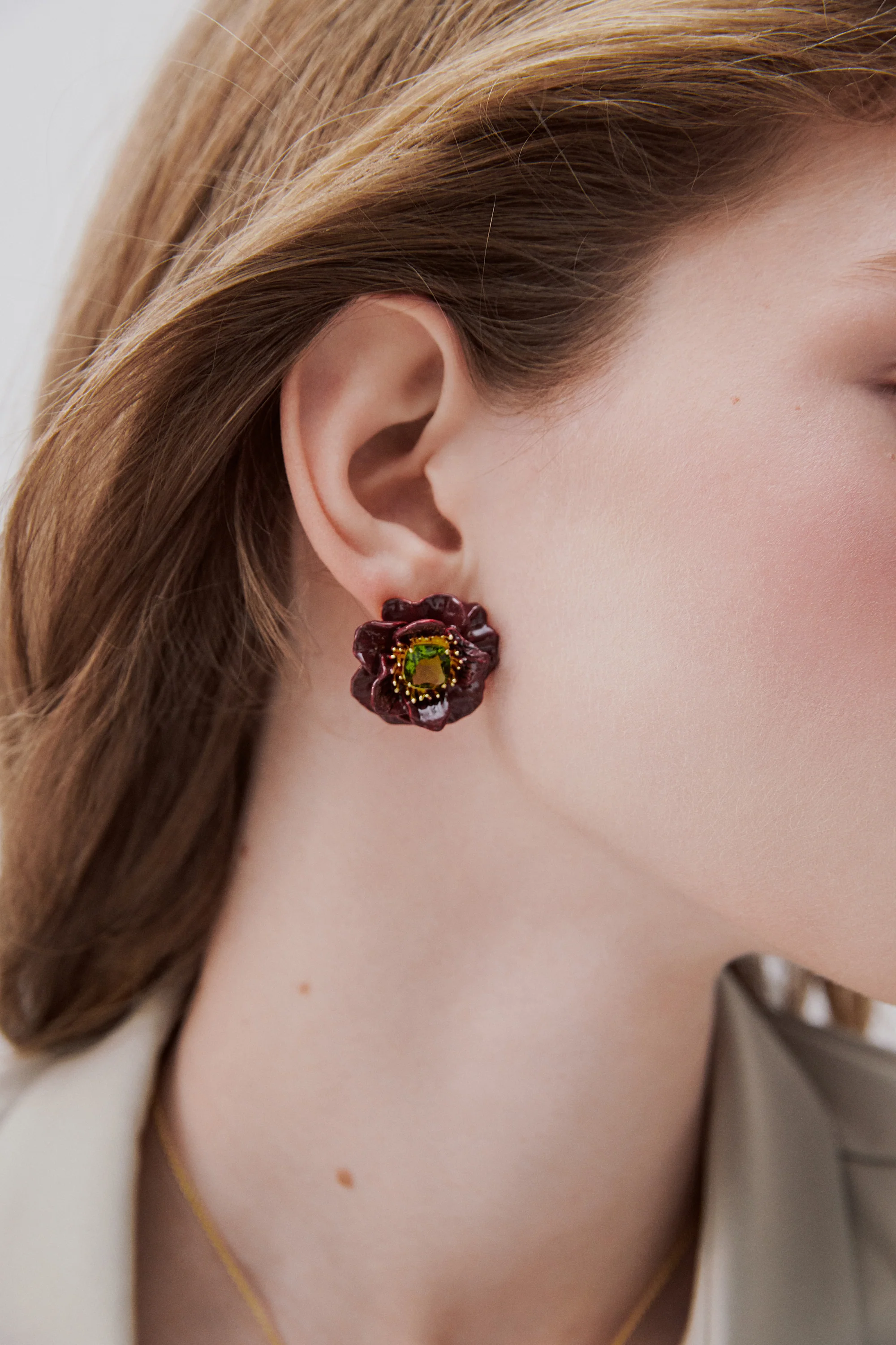Boucles d'oreilles fleur d'anémone bordeaux et pierre facettée verte - Image 2