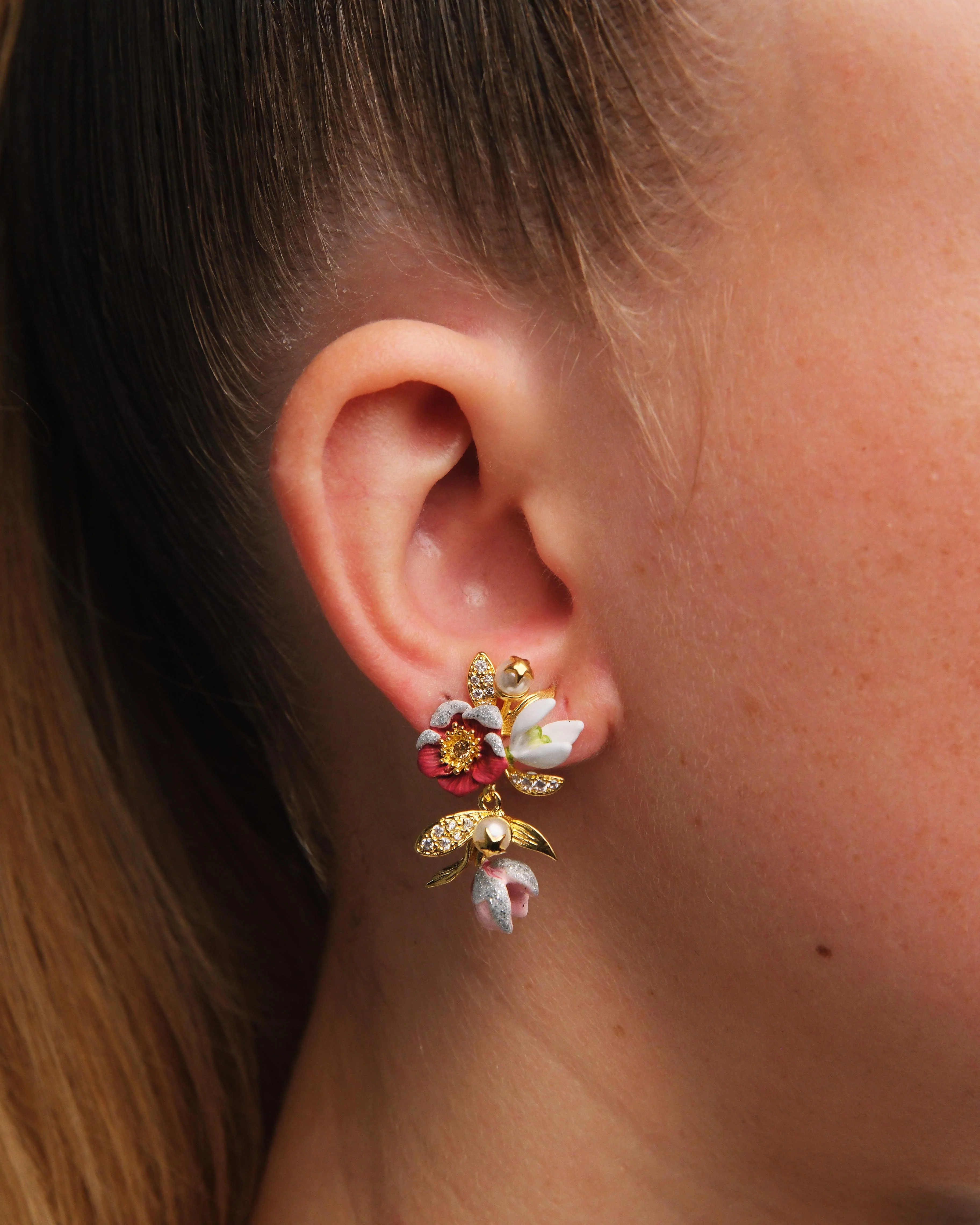 Boucles d'oreilles fleurs d'hellébore, perce-neige et cristaux - Image 2