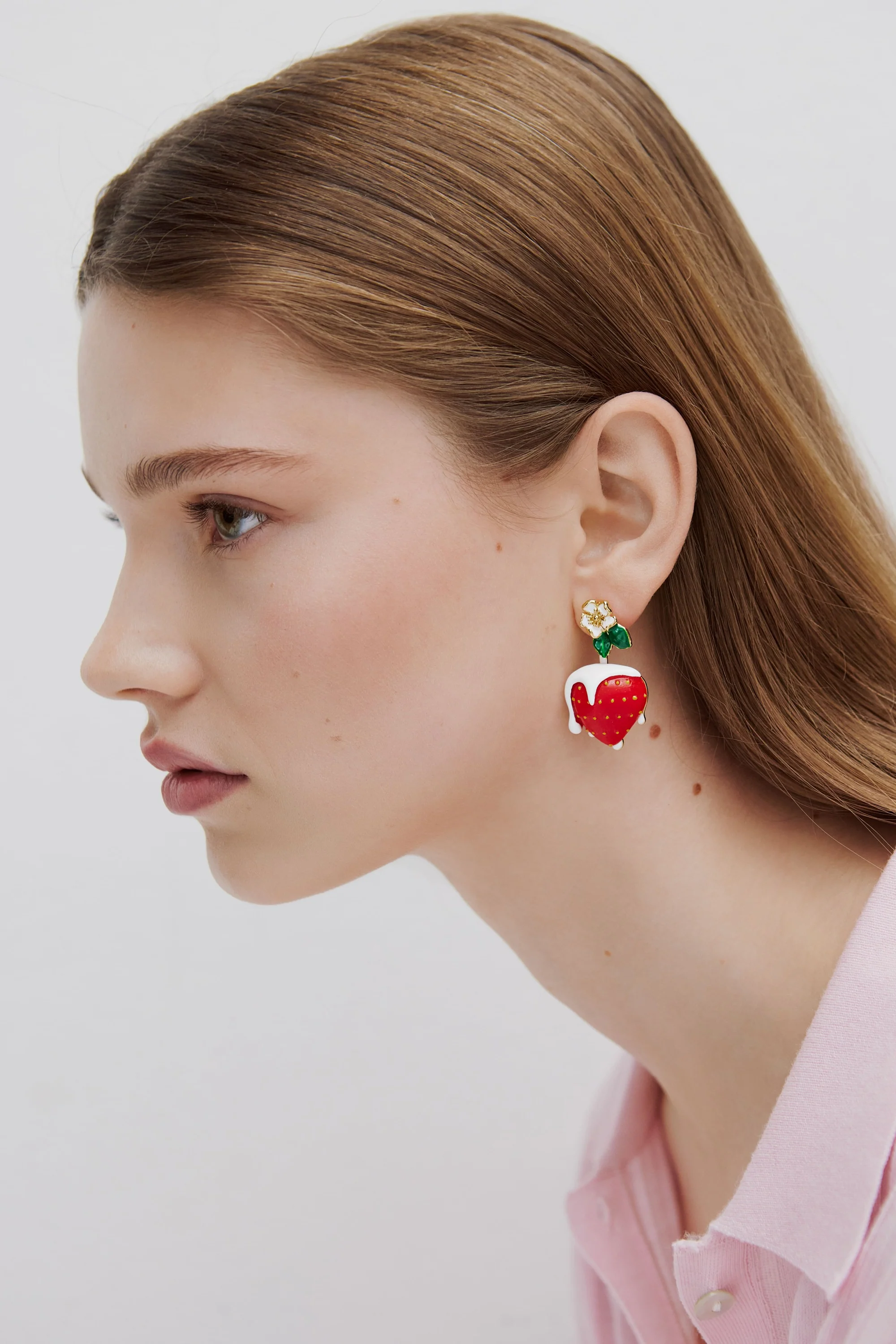 Boucles d'oreilles fraise chantilly et fleur blanche - Image 2