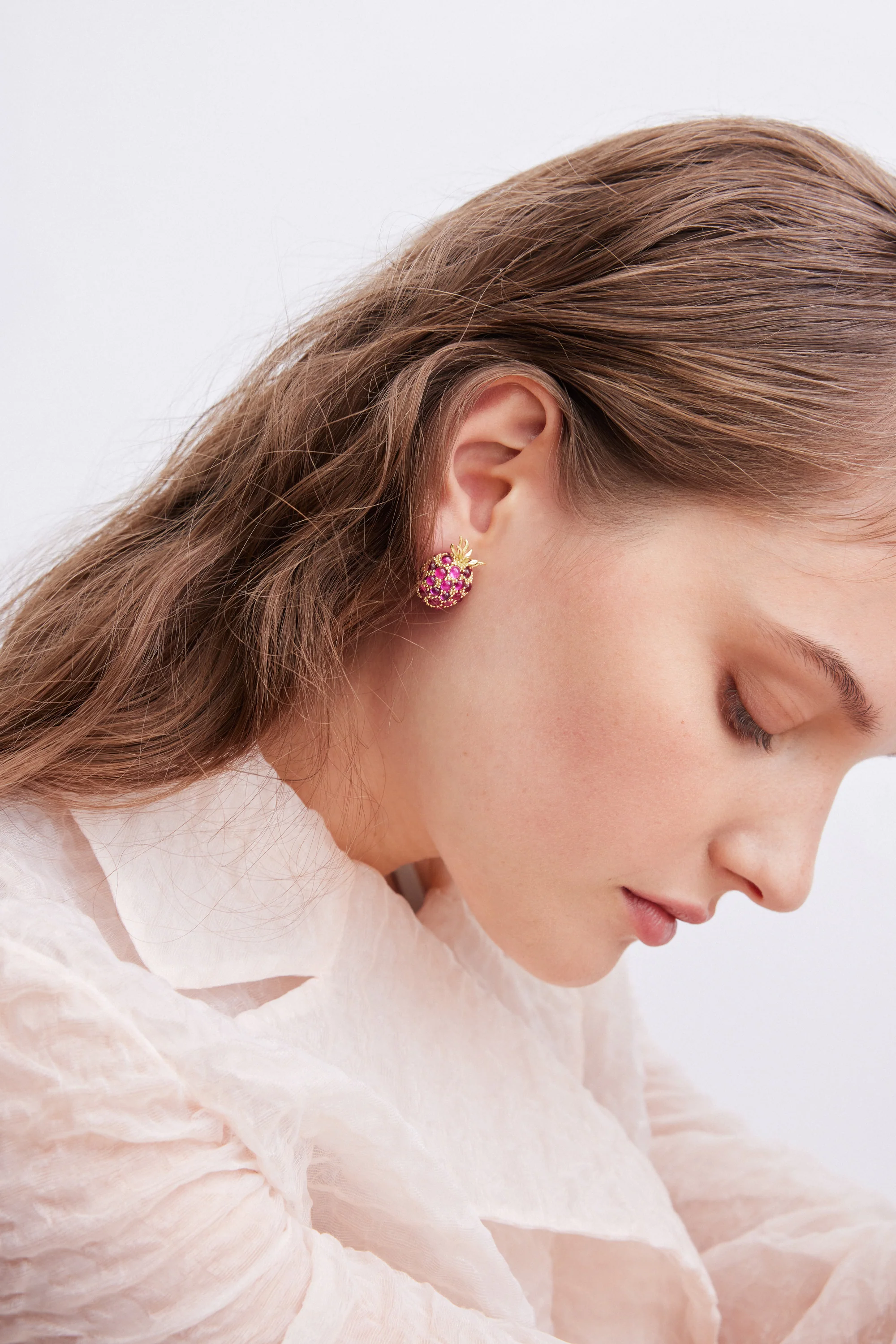 Boucles d'oreilles framboise et perles dorées - Image 2