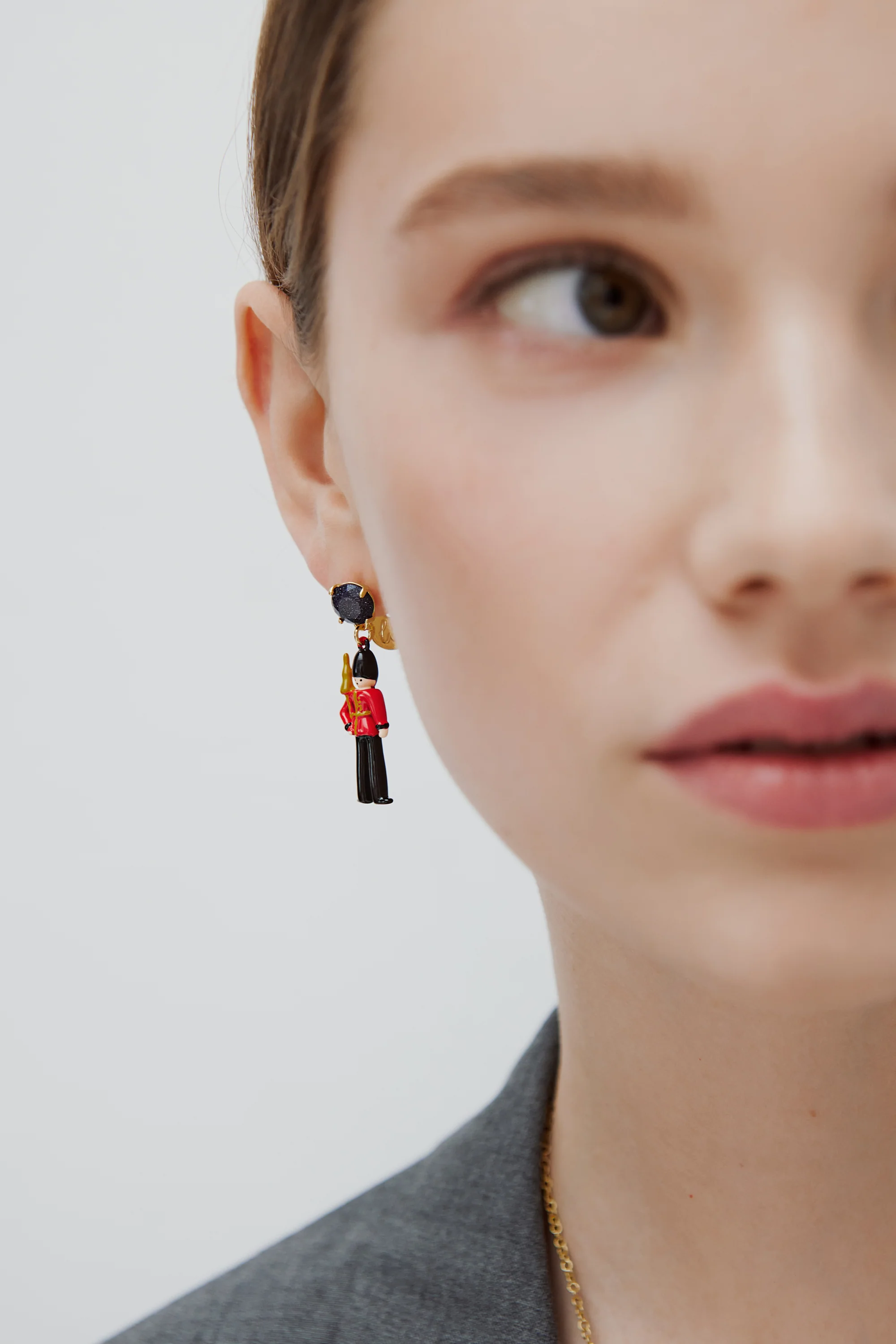 Boucles d'oreilles garde royal noir et rouge et verre facetté noir - Image 2