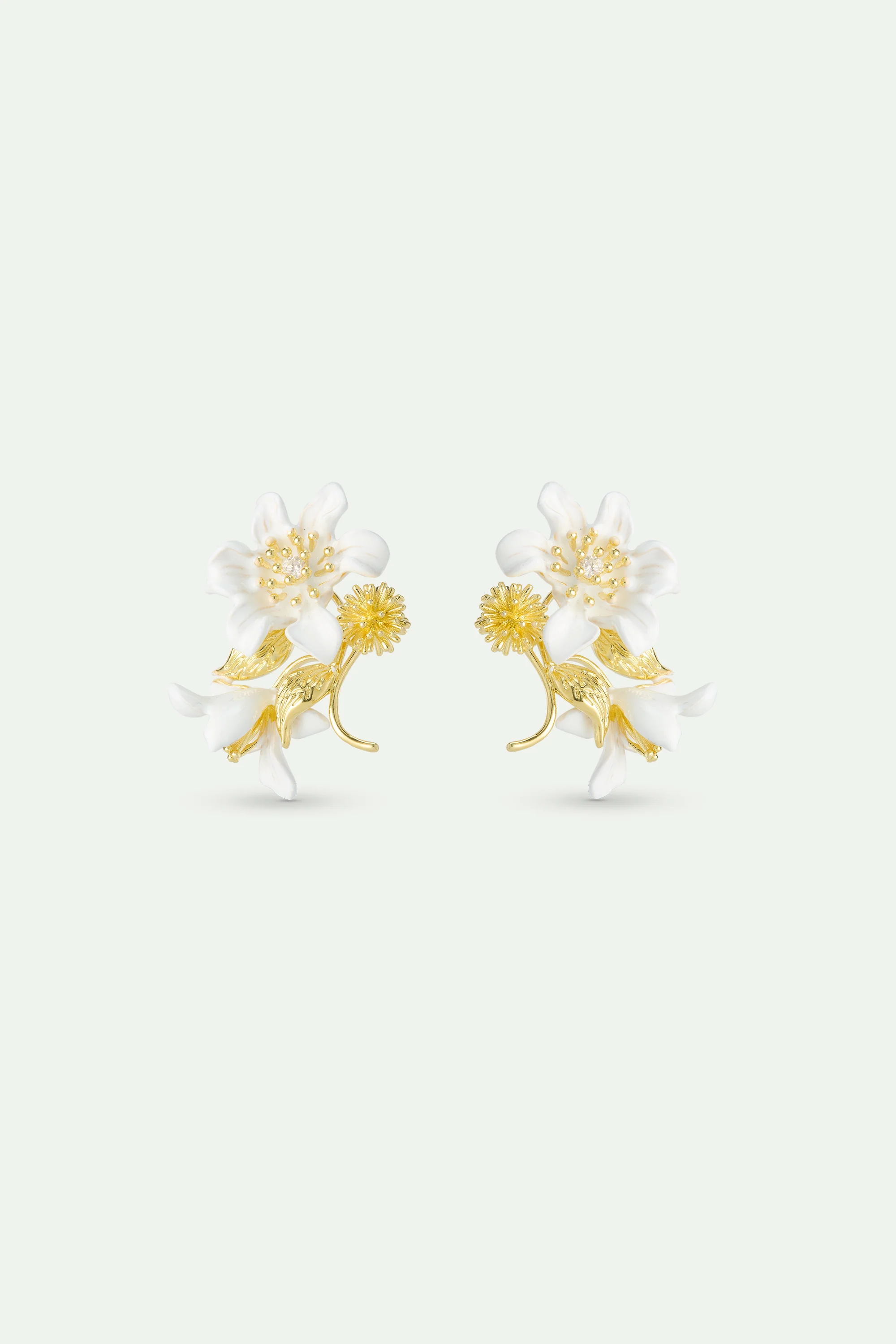 Boucles d'oreilles grande fleur de clĂ©matite blanche, feuilles de laurier et corĂȘte du japon