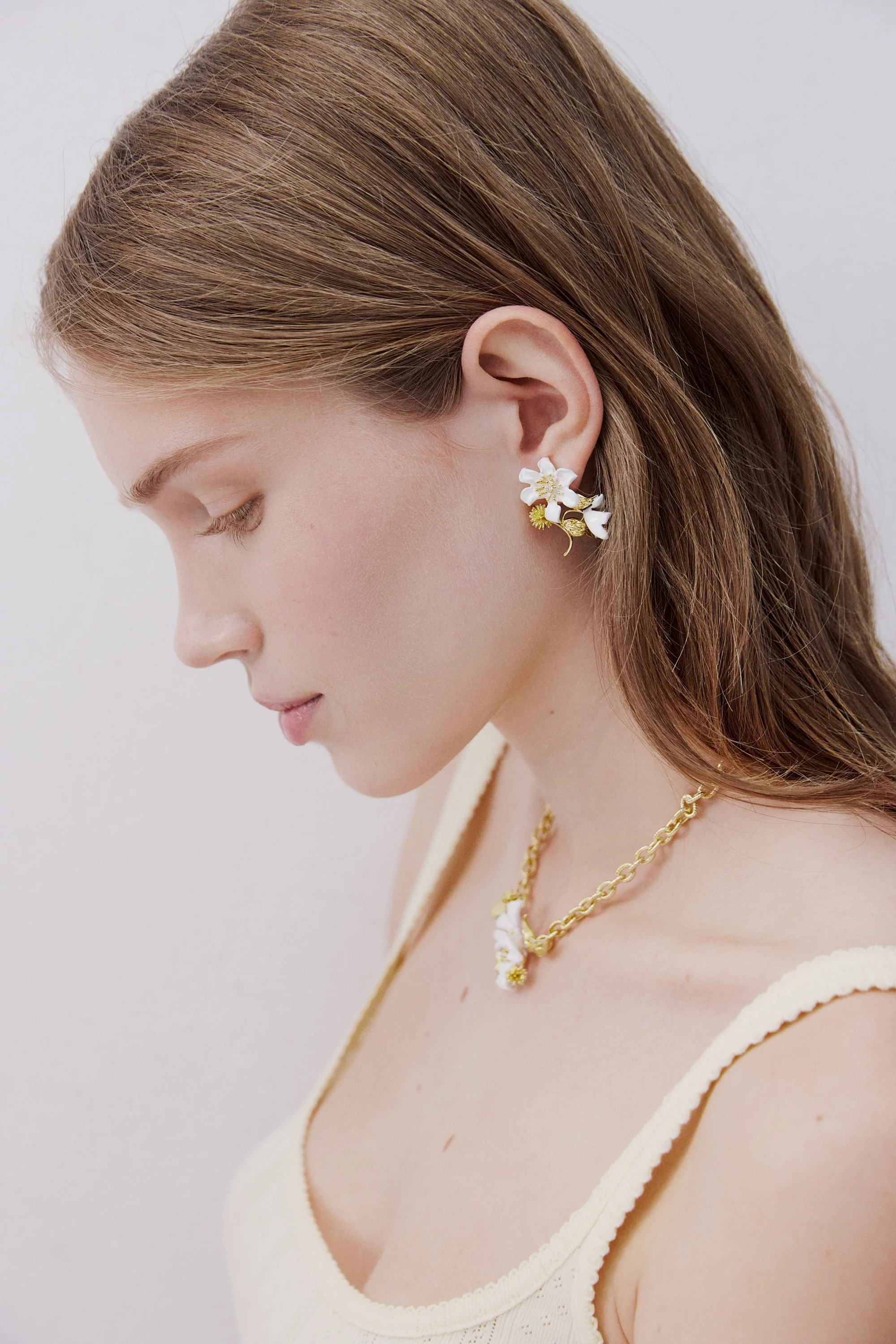 Boucles d'oreilles grande fleur de clĂ©matite blanche, feuilles de laurier et corĂȘte du japon - Image 2