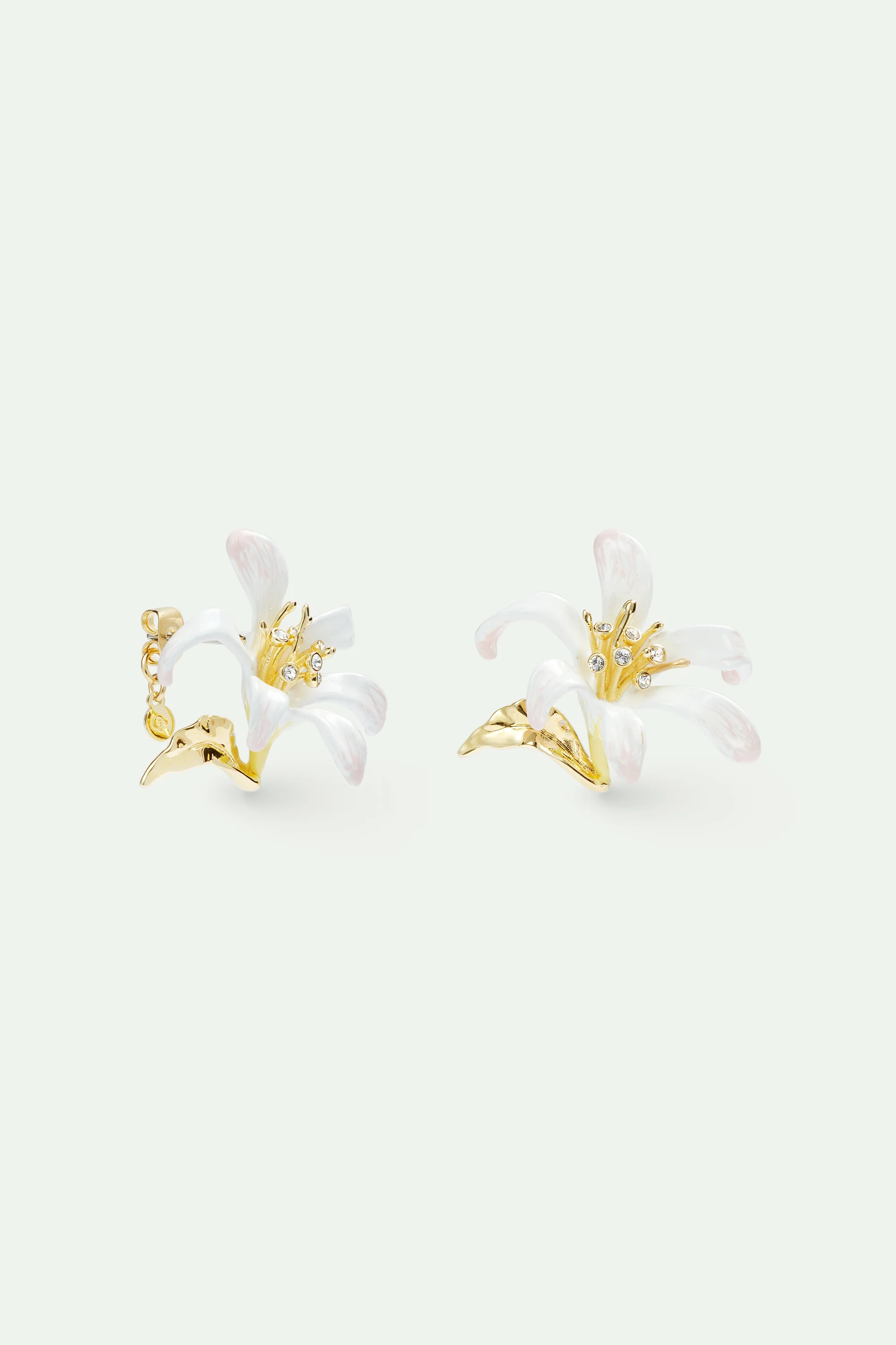 Boucles d'oreilles grande fleur de Lys blanche et feuilles dorées - Image 3