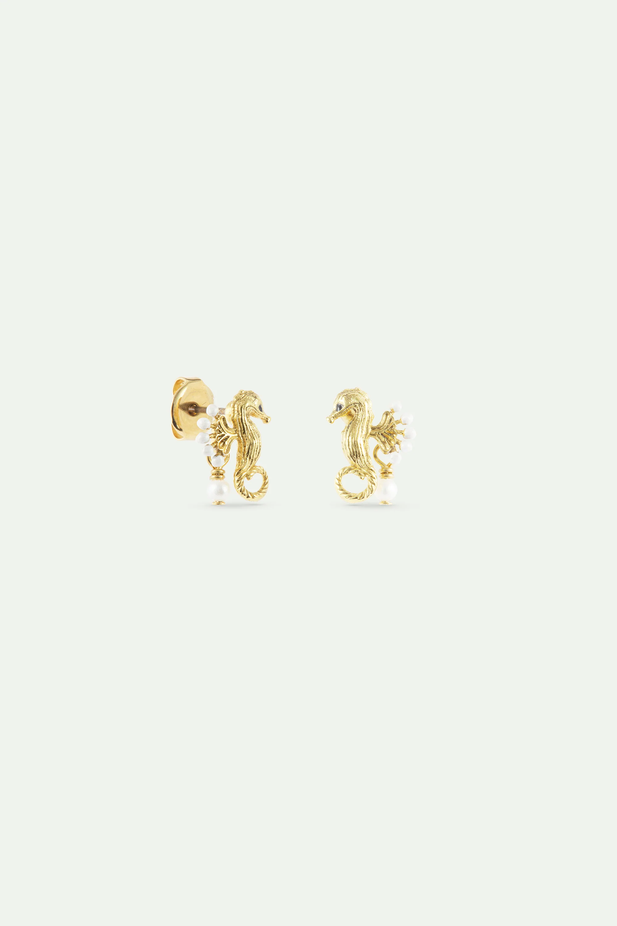 Boucles d'oreilles hippocampe doré et perles blanches - Image 3