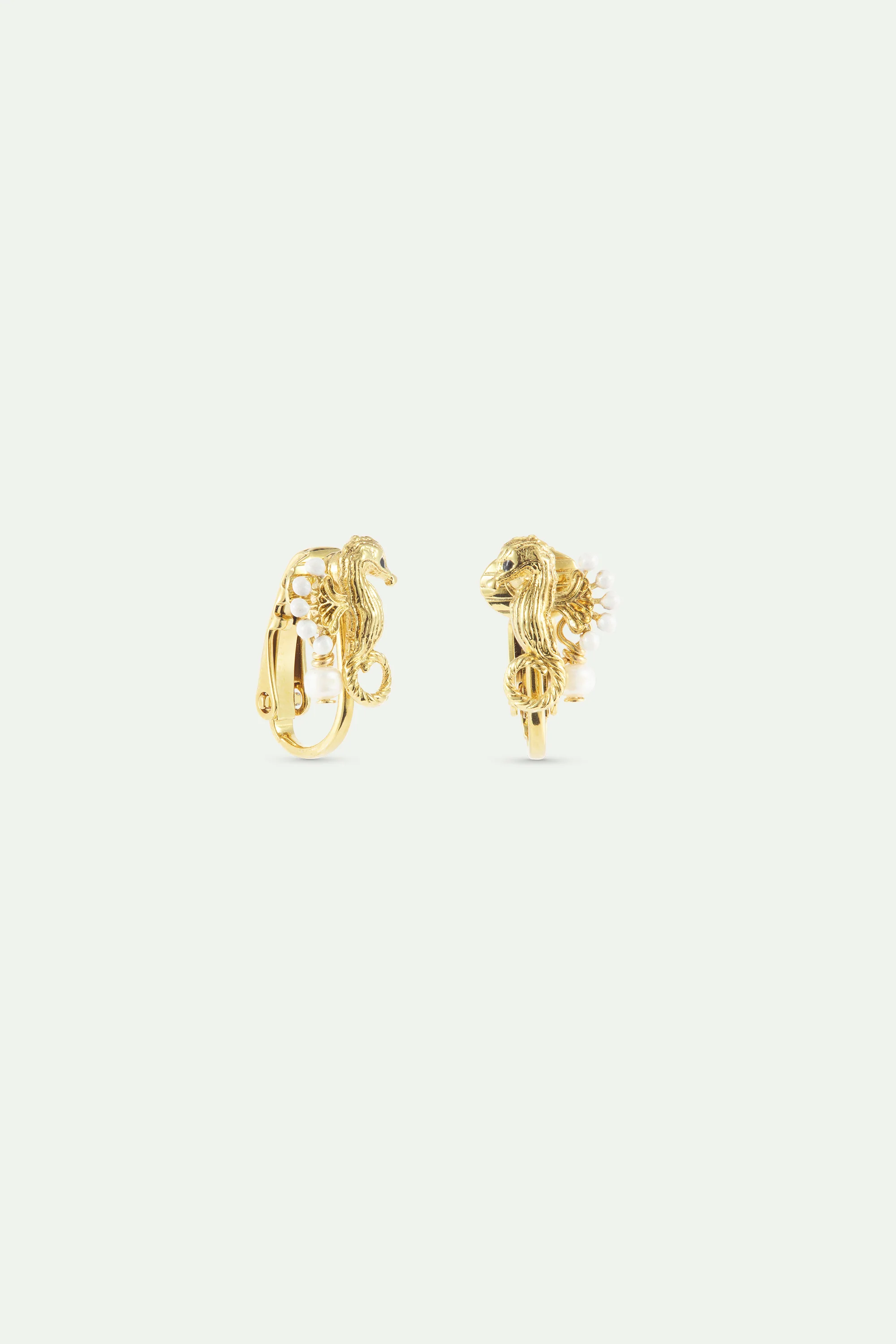 Boucles d'oreilles hippocampe doré et perles blanches - Image 4