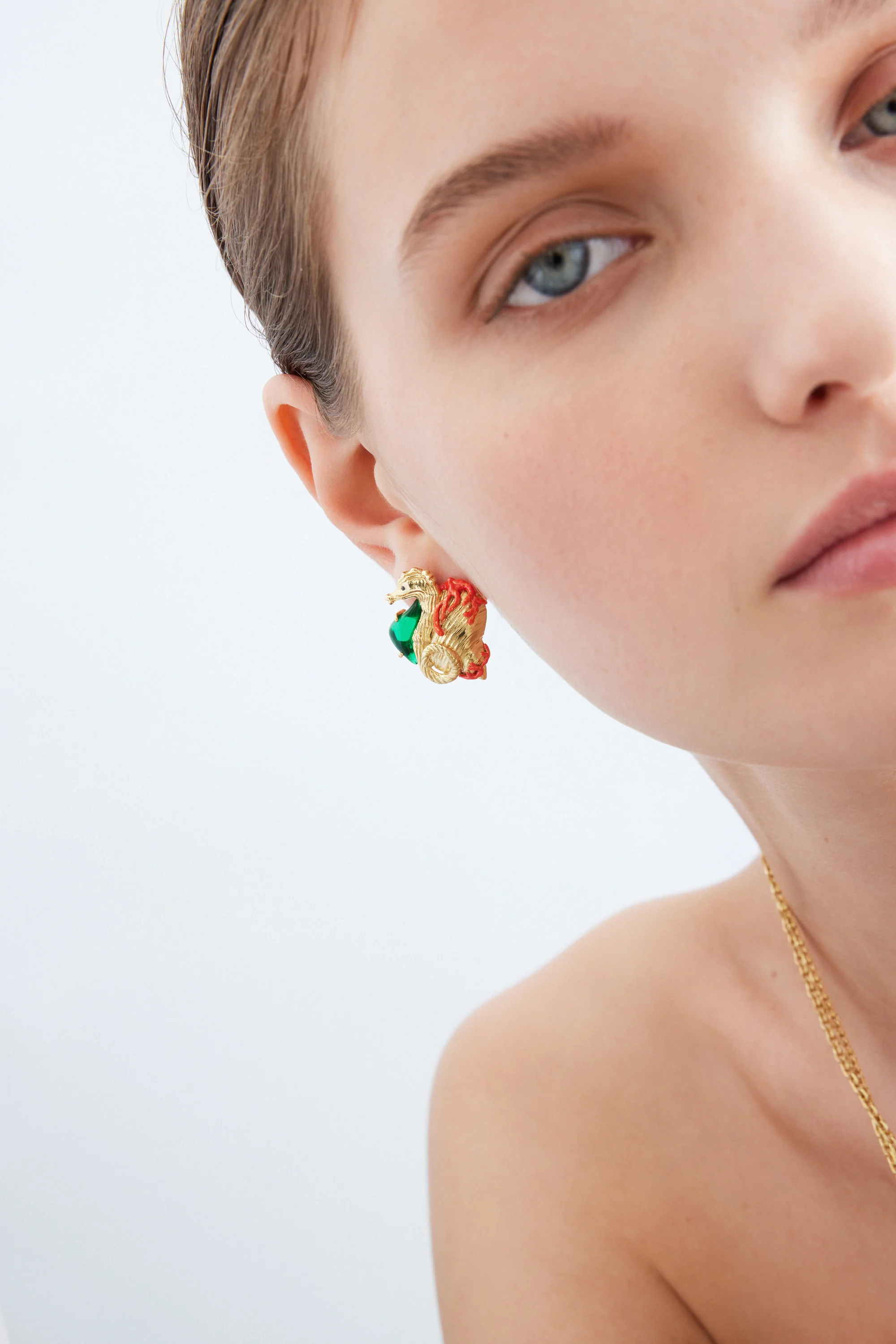 Boucles d'oreilles hippocampe doré et pierre verte - Image 2