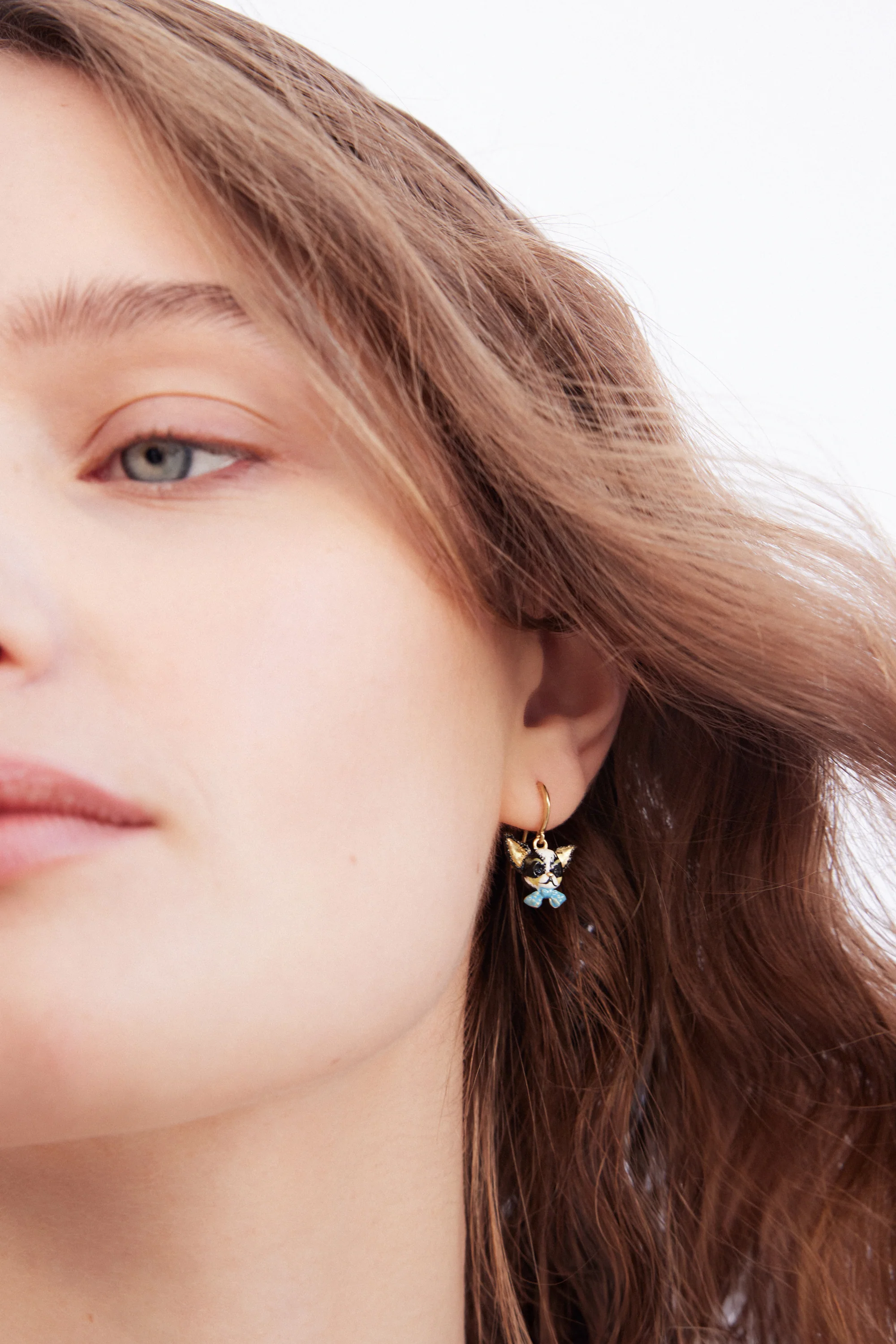 Boucles d'oreilles hook Chihuahua et noeud papillon bleu - Image 2