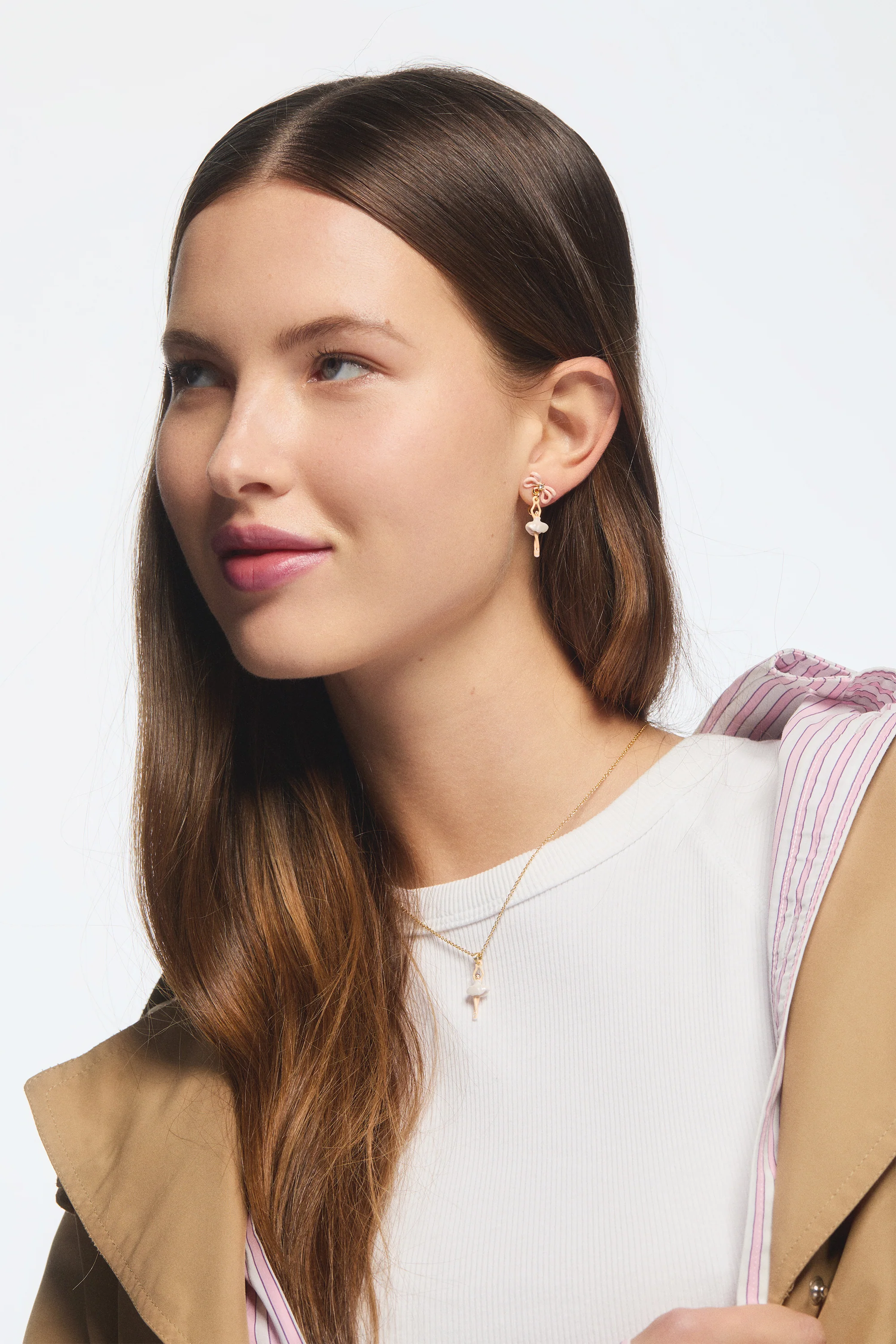 Boucles d'oreilles mini Ballerine en tutu blanc et nœud rose - Image 2