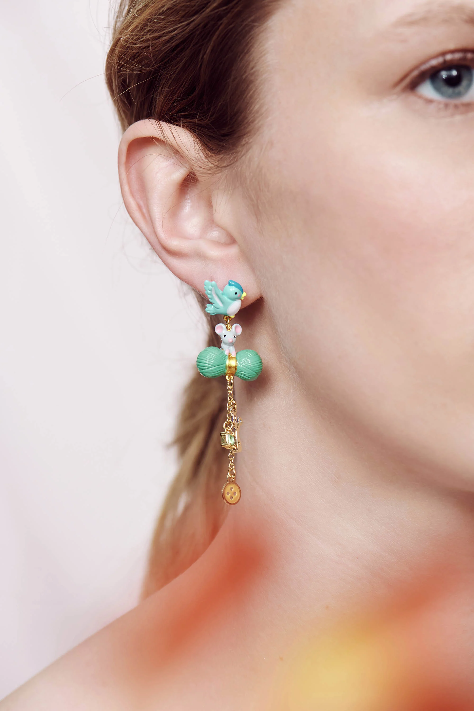 Boucles d'oreilles oiseau, souris, laine, ciseau, bouton bobine de fil et cristal taillé - Image 2