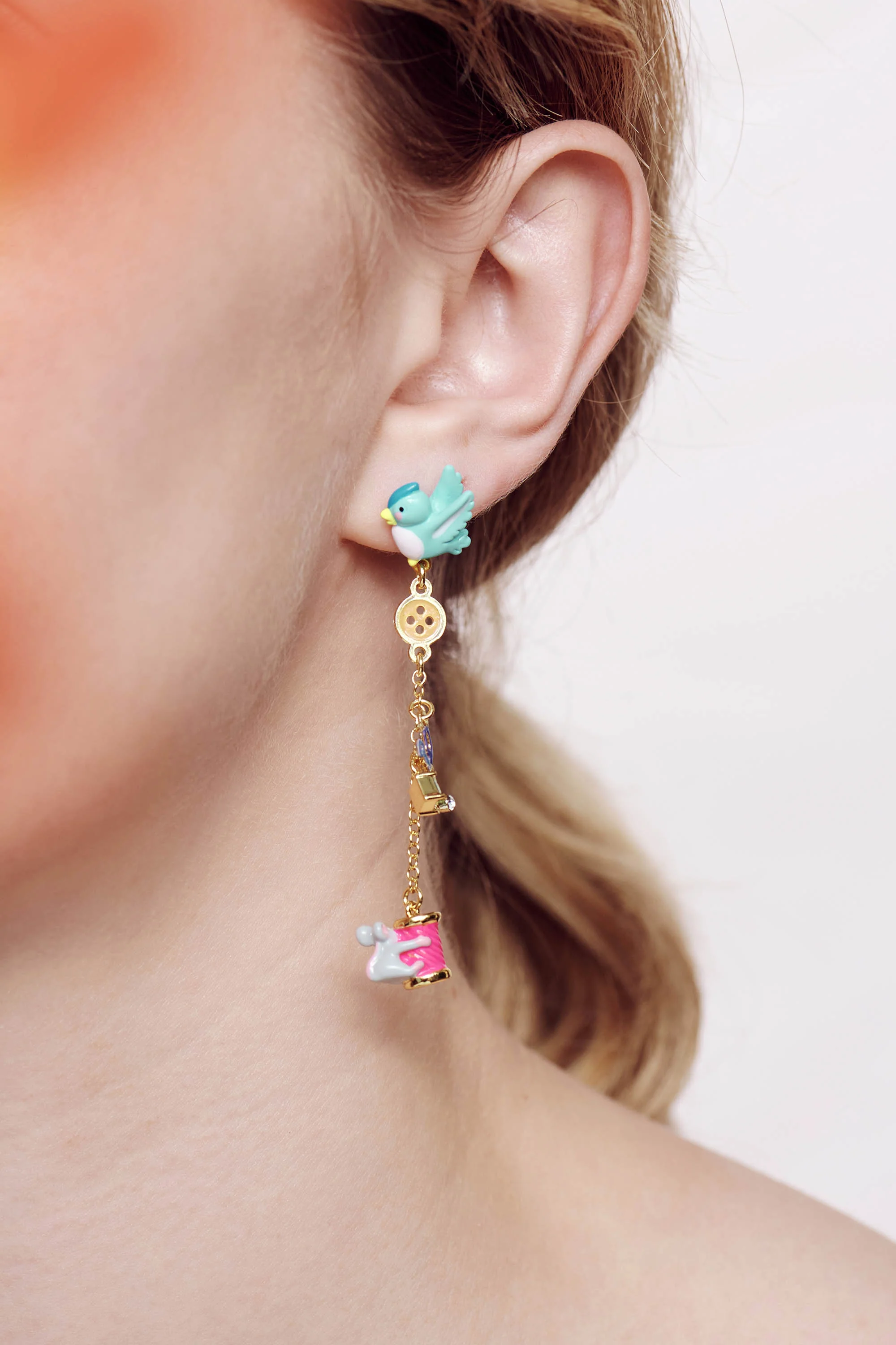 Boucles d'oreilles oiseau, souris, laine, ciseau, bouton bobine de fil et cristal taillé - Image 5
