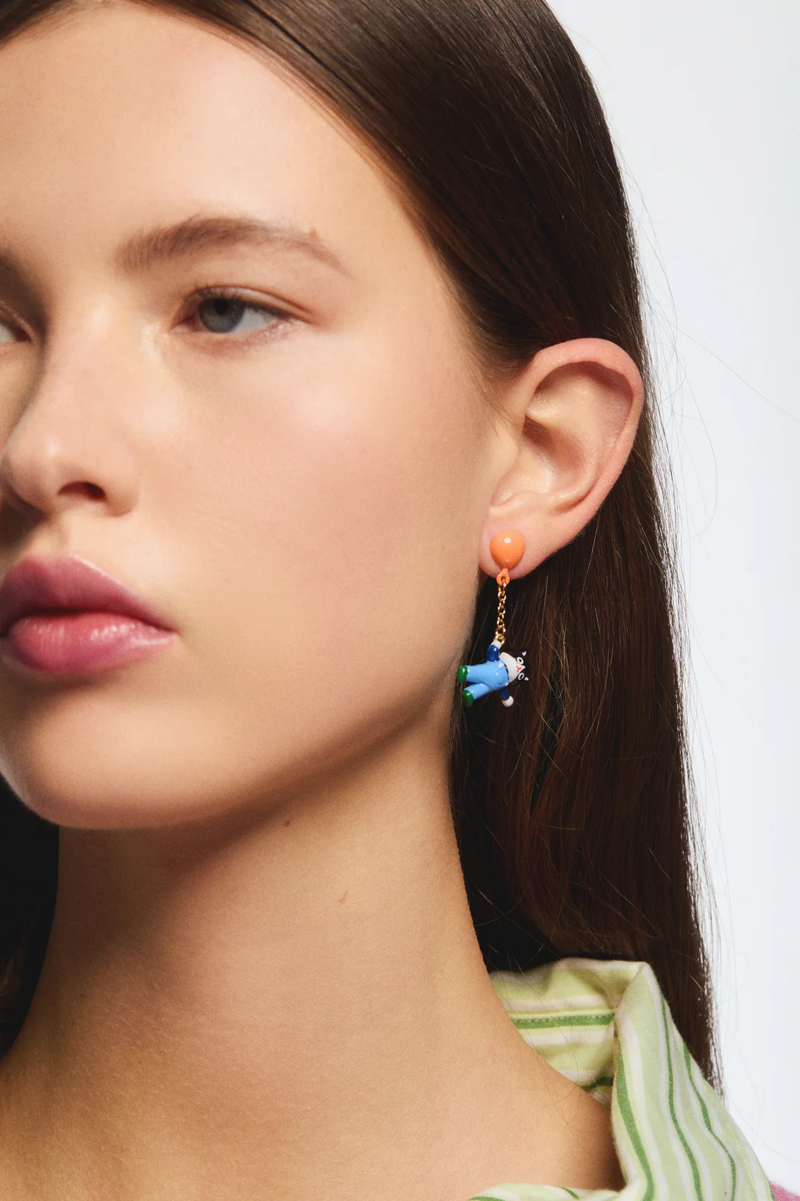 Boucles d'oreilles pendantes chat noir et ballon gonflable - Image 2