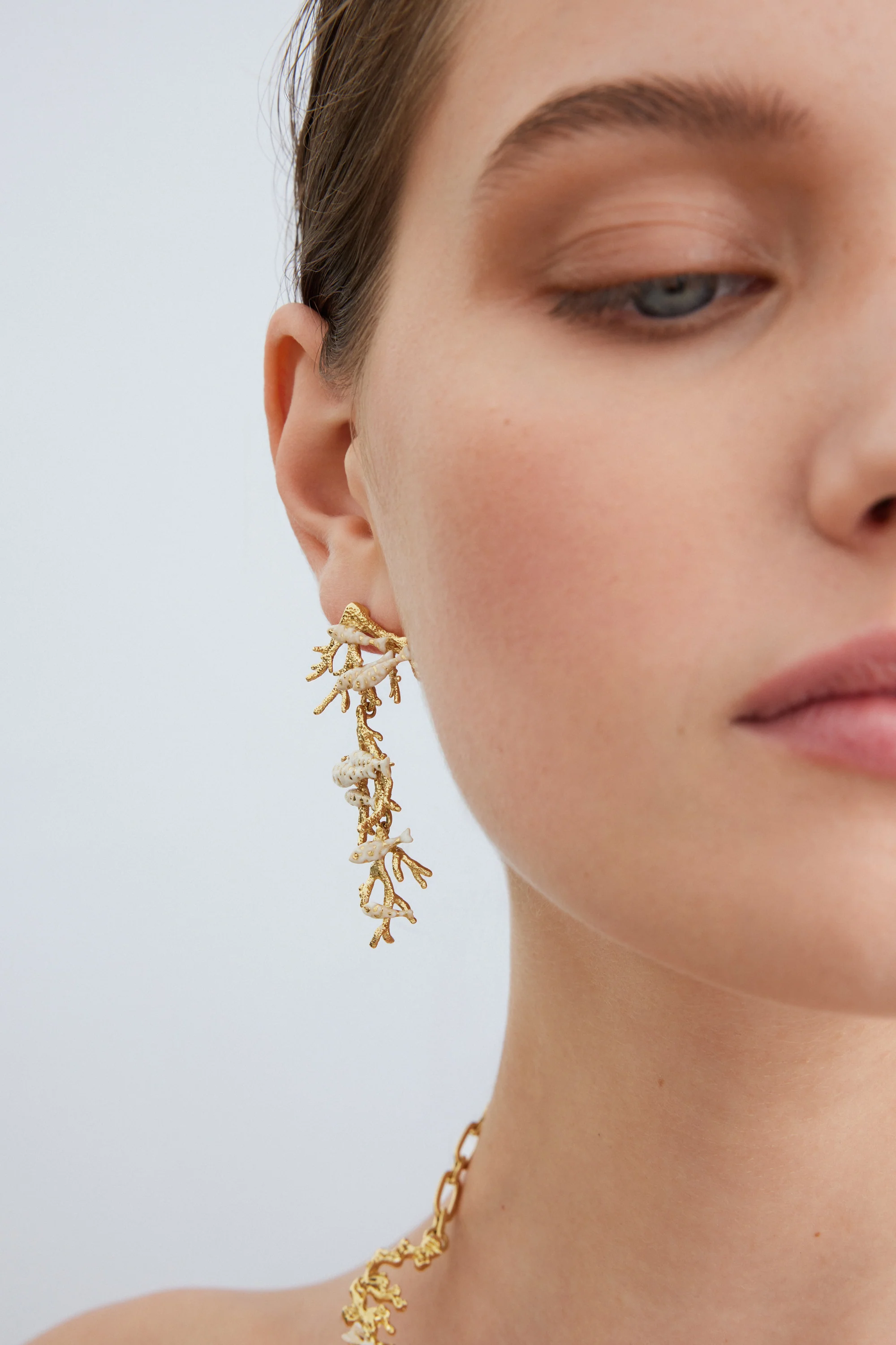 Boucles d'oreilles pendantes coraux dorés et poissons blancs - Image 2