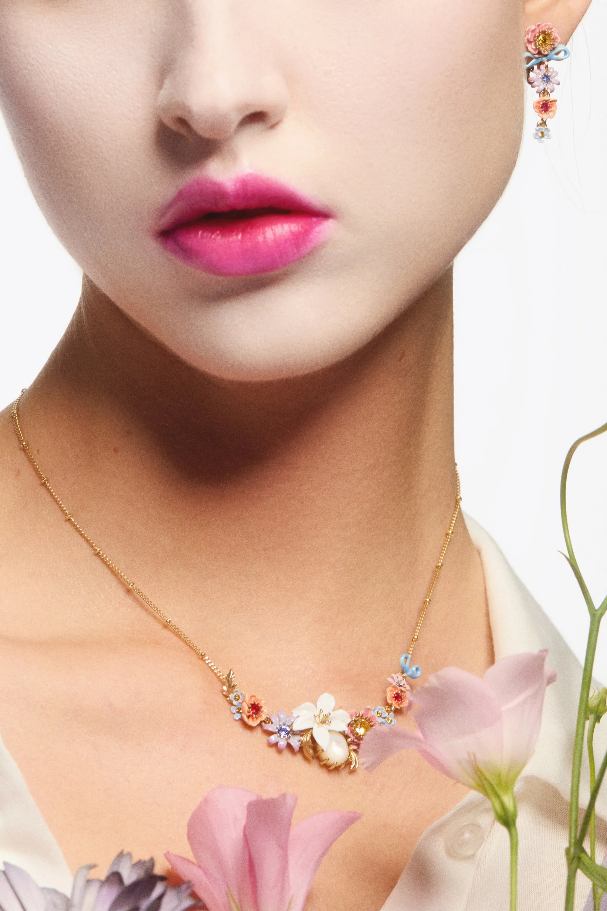 Boucles d'oreilles pendantes fleurs roses et bleues et ruban fin - Image 2