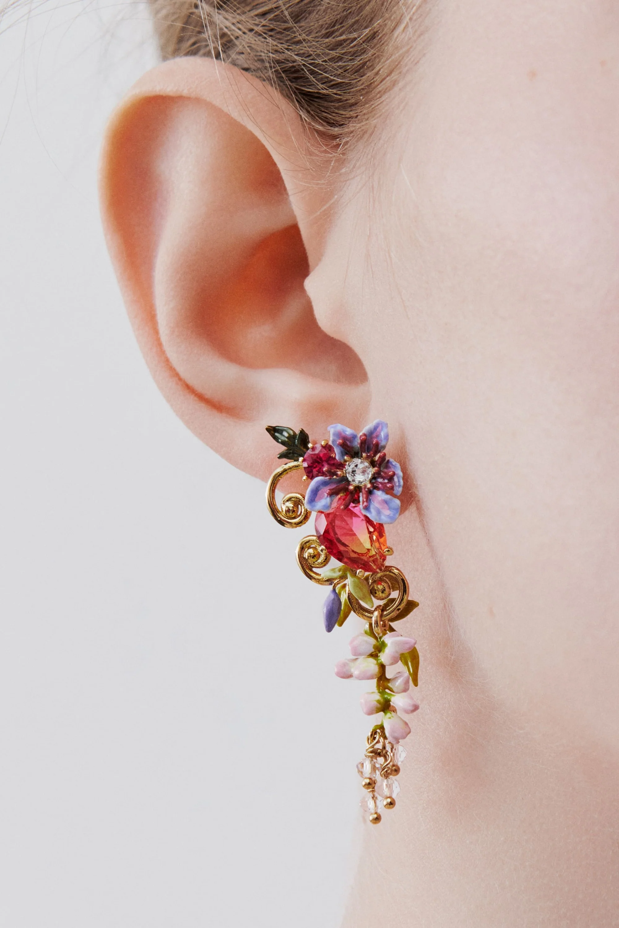 Boucles d'oreilles pendantes pierre rose, fleurs et glycine sur arabesque dorée - Image 3