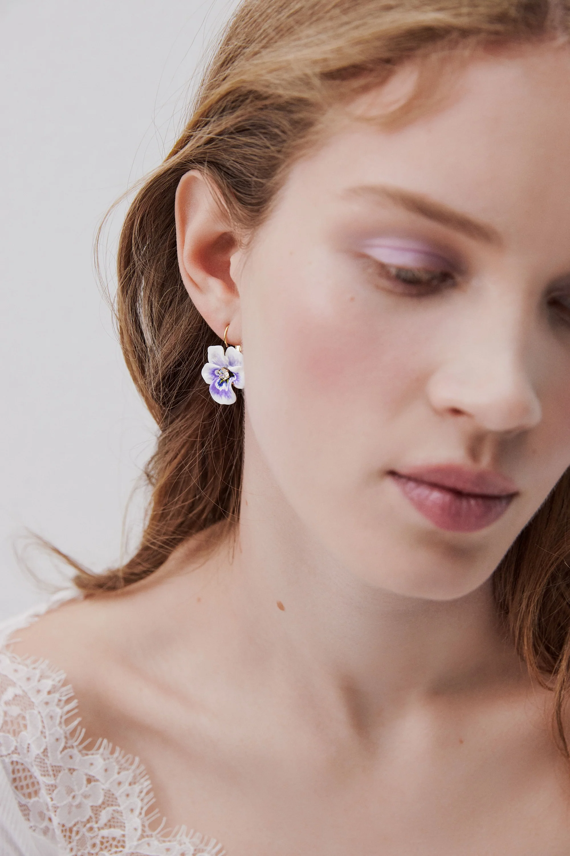 Boucles d'oreilles pensée violette et cristal taillé - Image 2