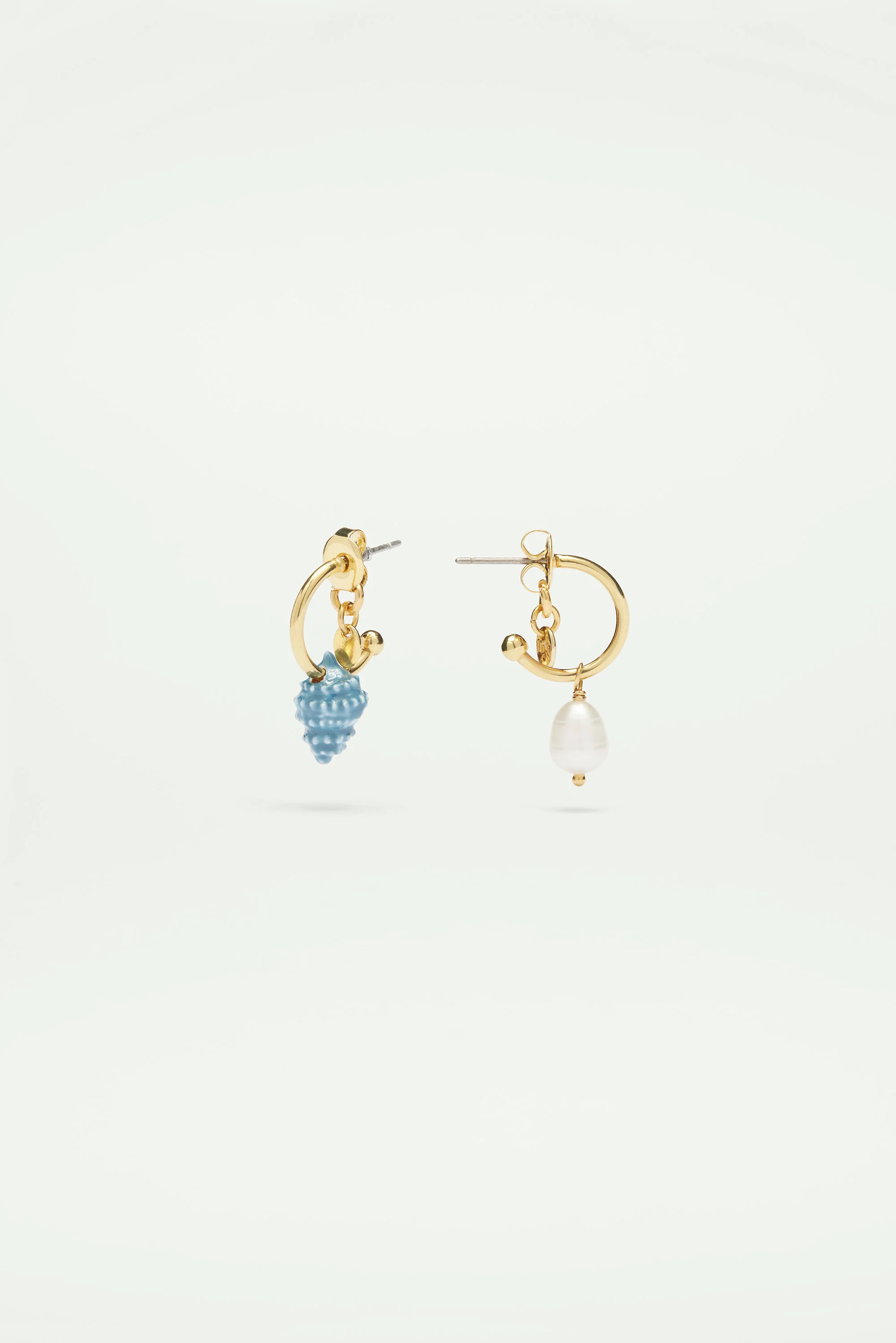Boucles d'oreilles tiges asymétriques coquillage et perle nacrée - Image 3