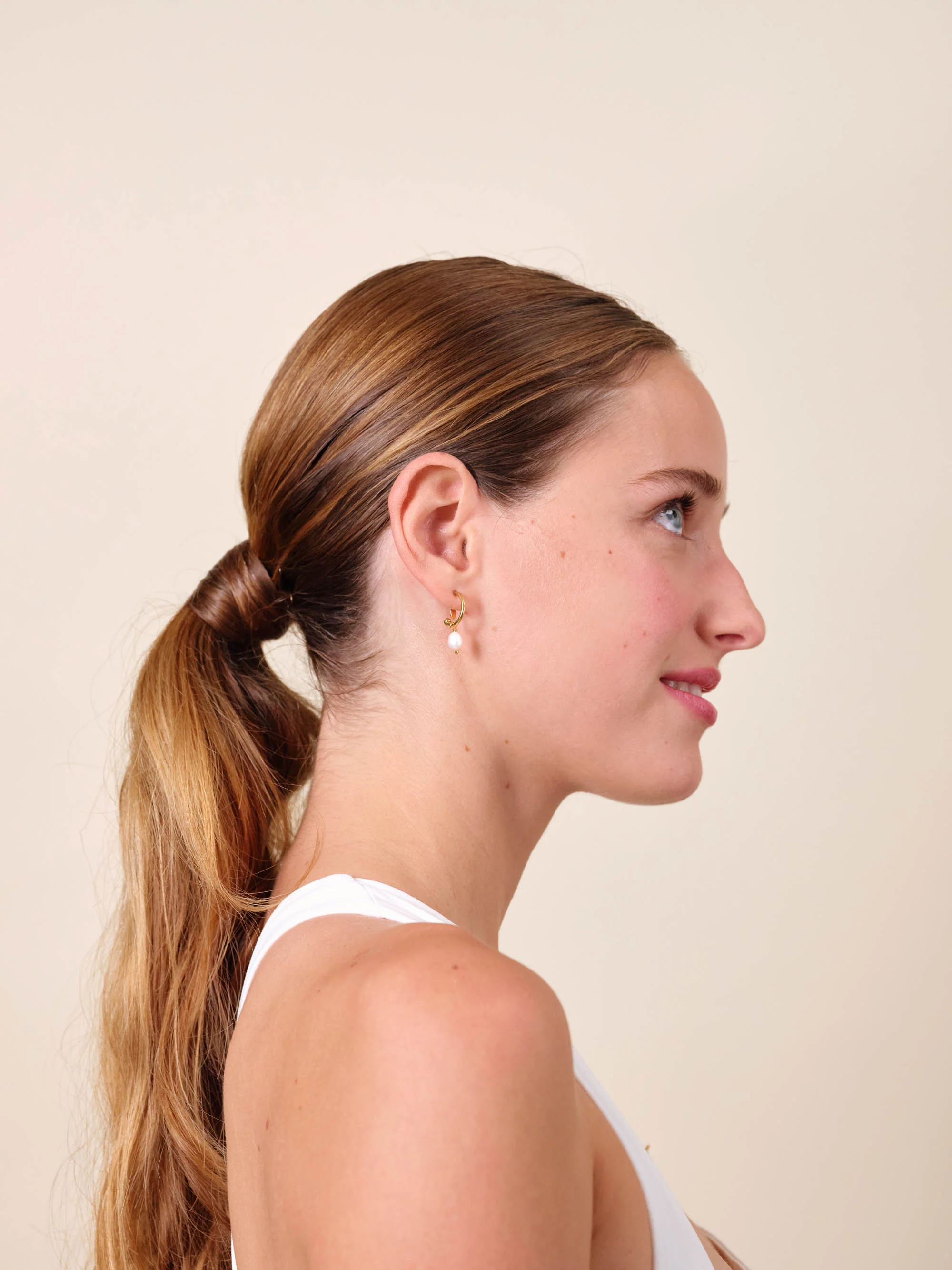 Boucles d'oreilles tiges asymétriques coquillage et perle nacrée - Image 4