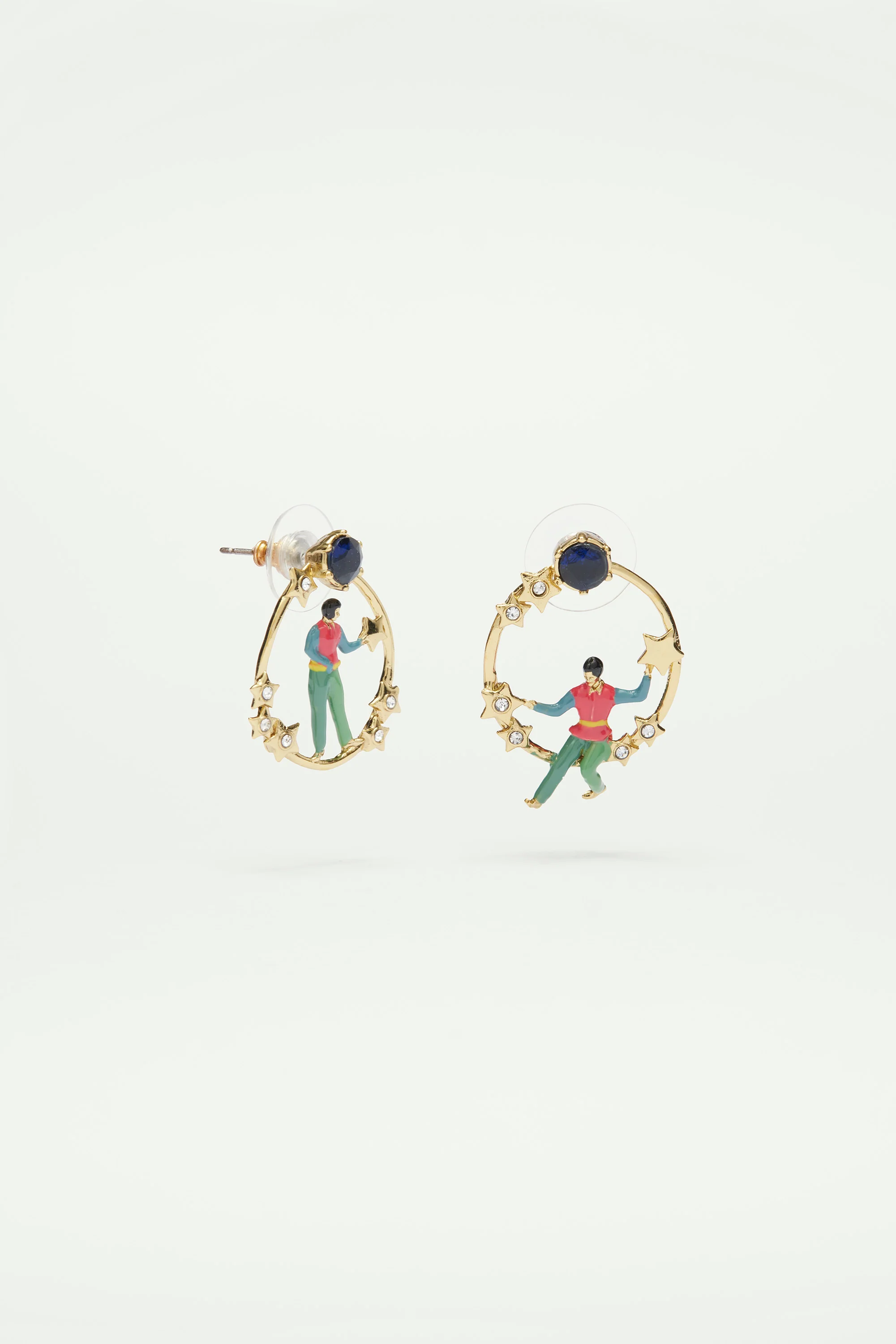 Boucles d'oreilles tiges asymétriques étoiles dorées et personnage - Image 3