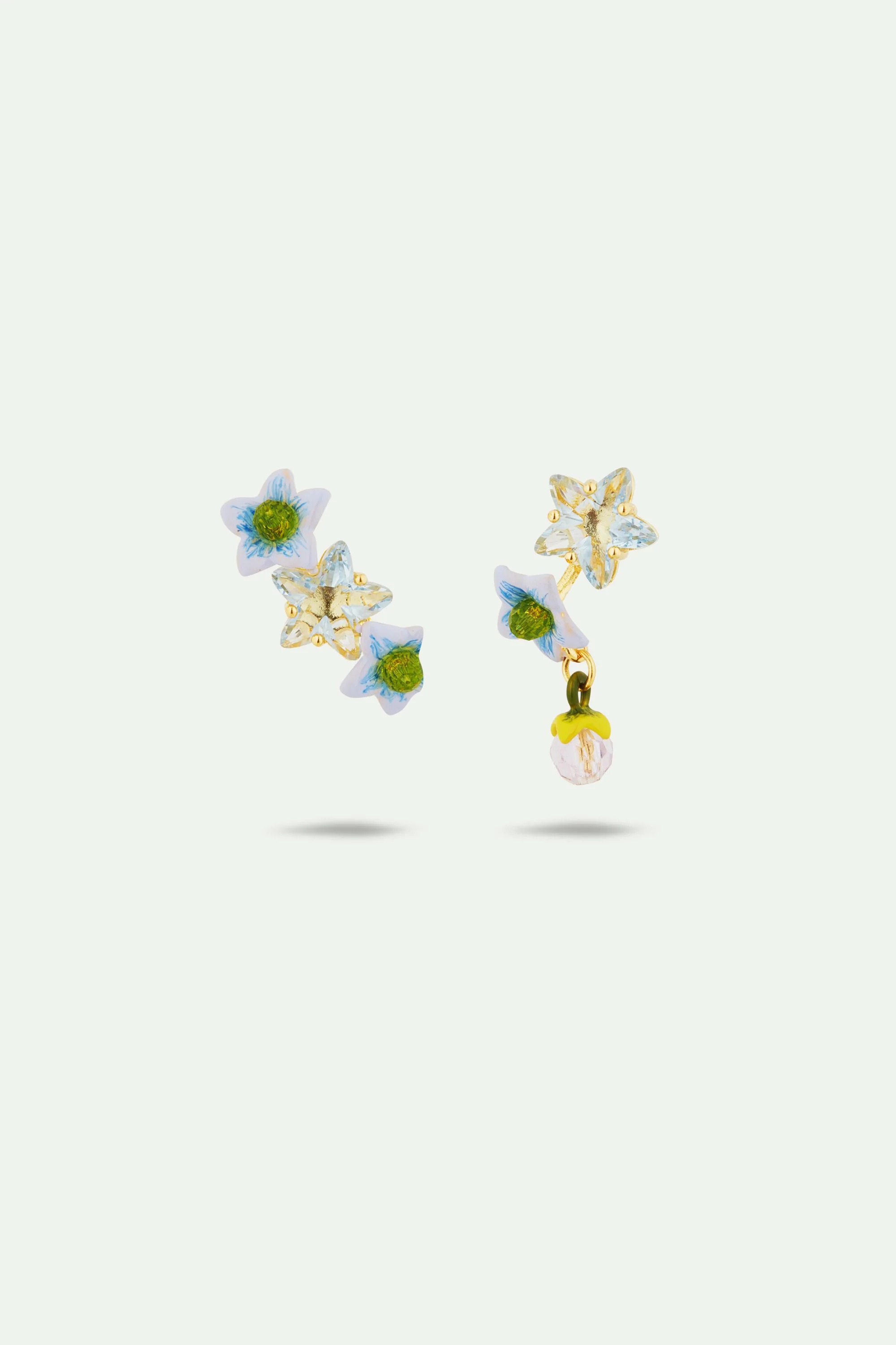 Boucles d'oreilles tiges asymétriques étoiles facettées et fleurs de jasmin
