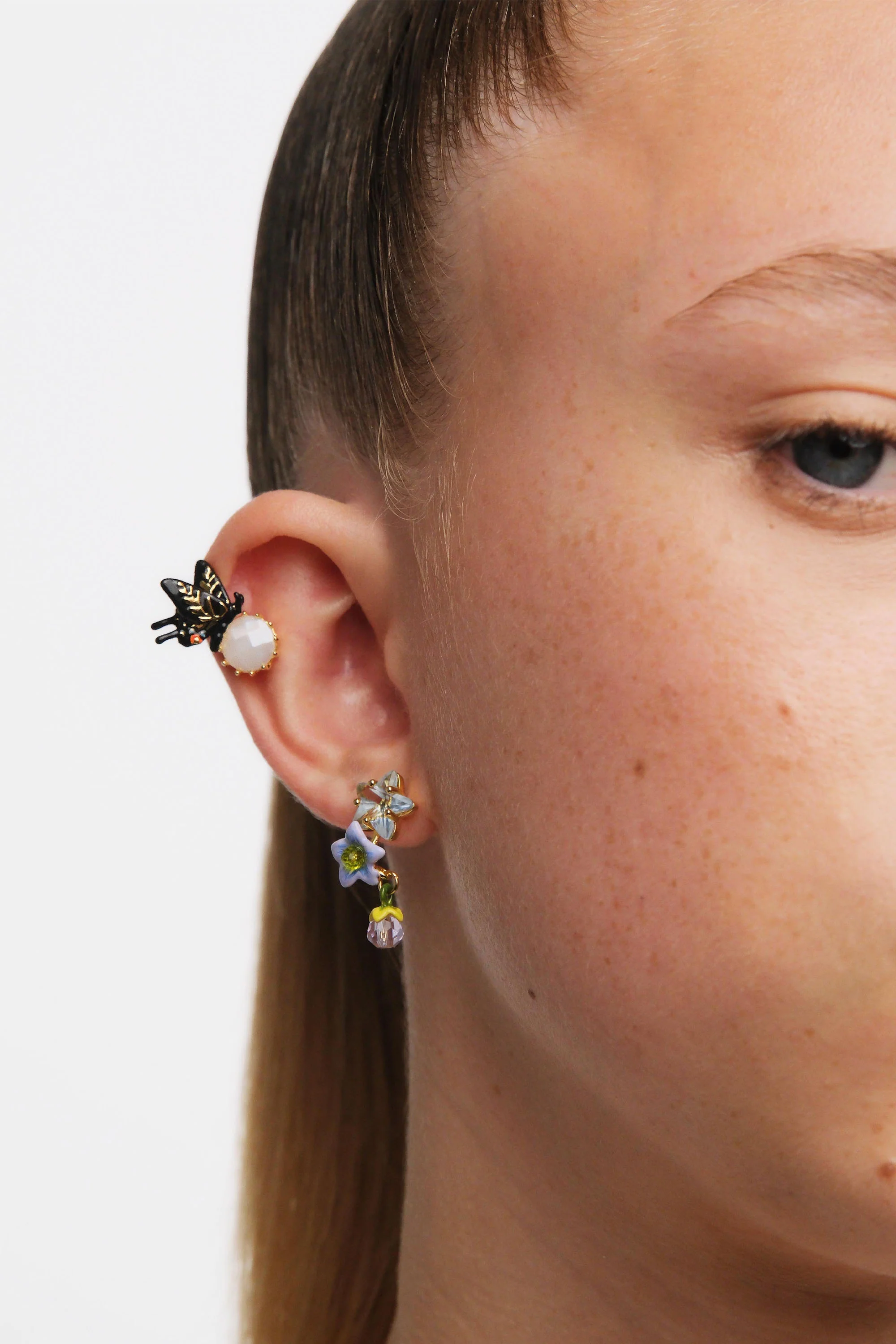 Boucles d'oreilles tiges asymétriques étoiles facettées et fleurs de jasmin - Image 2