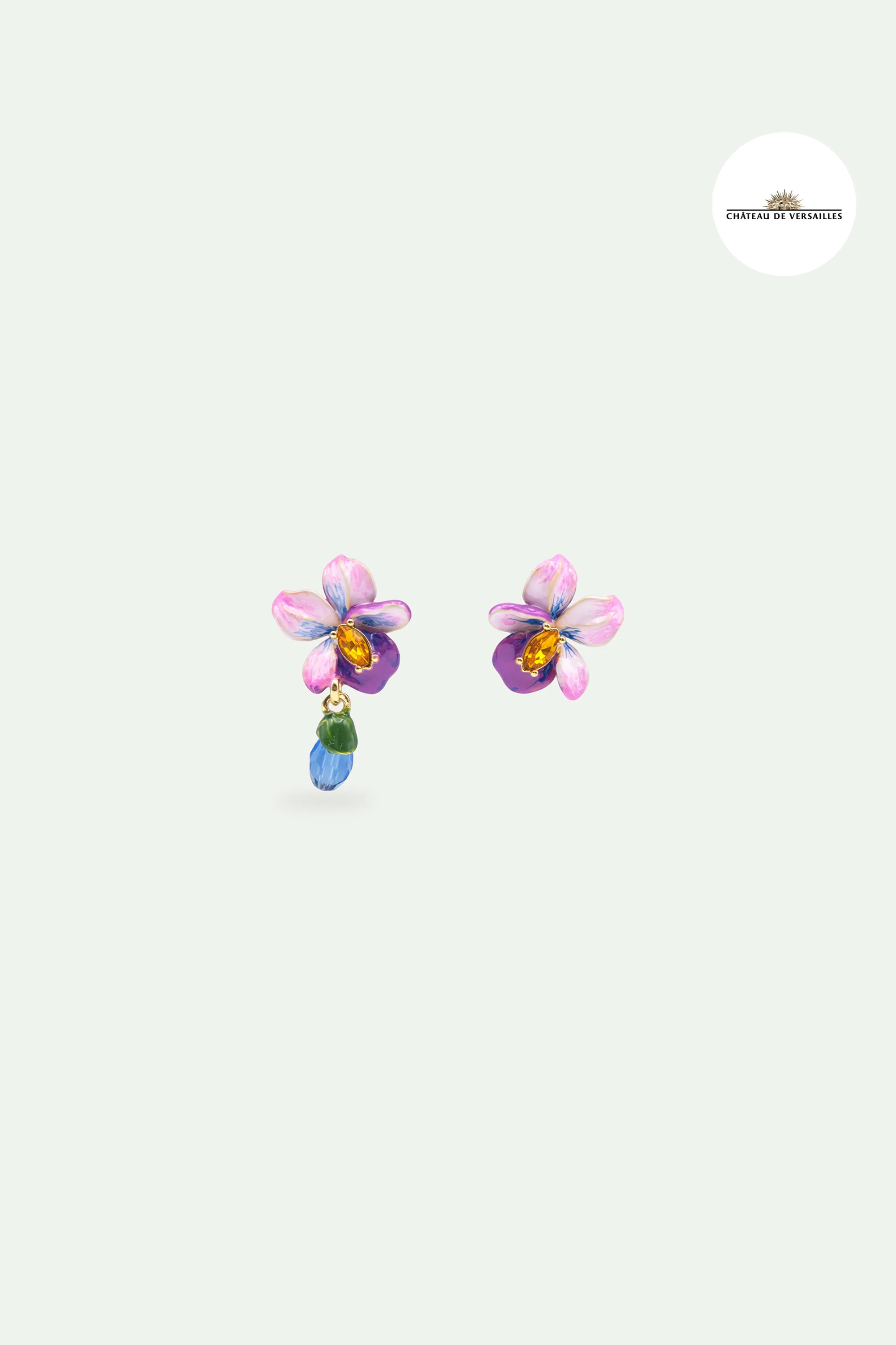Boucles d'oreilles tiges asymétriques fleur de violette et pierre bleue