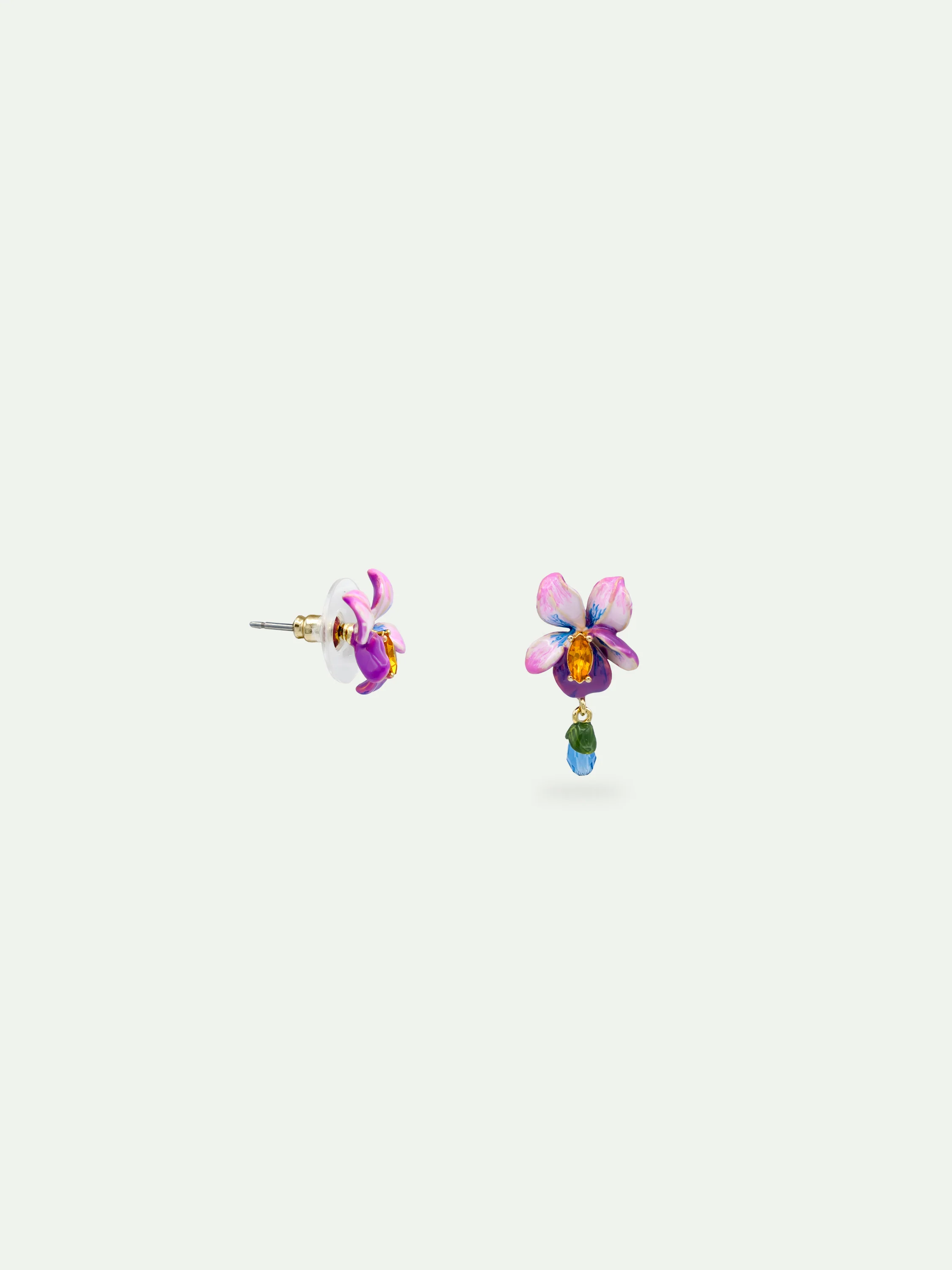 Boucles d'oreilles tiges asymétriques fleur de violette et pierre bleue - Image 2