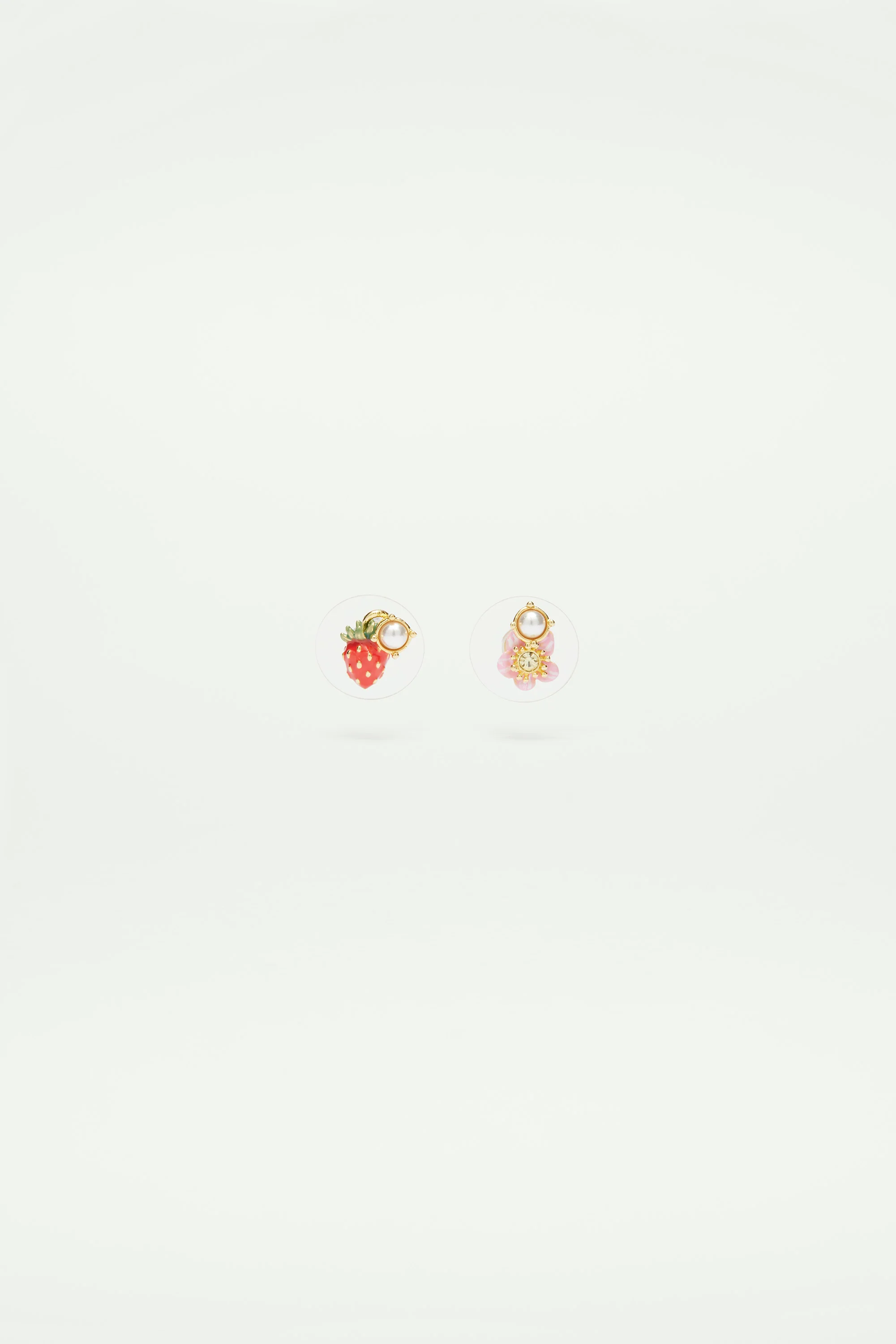 Boucles d'oreilles tiges asymétriques fraises des bois et fleurs rose