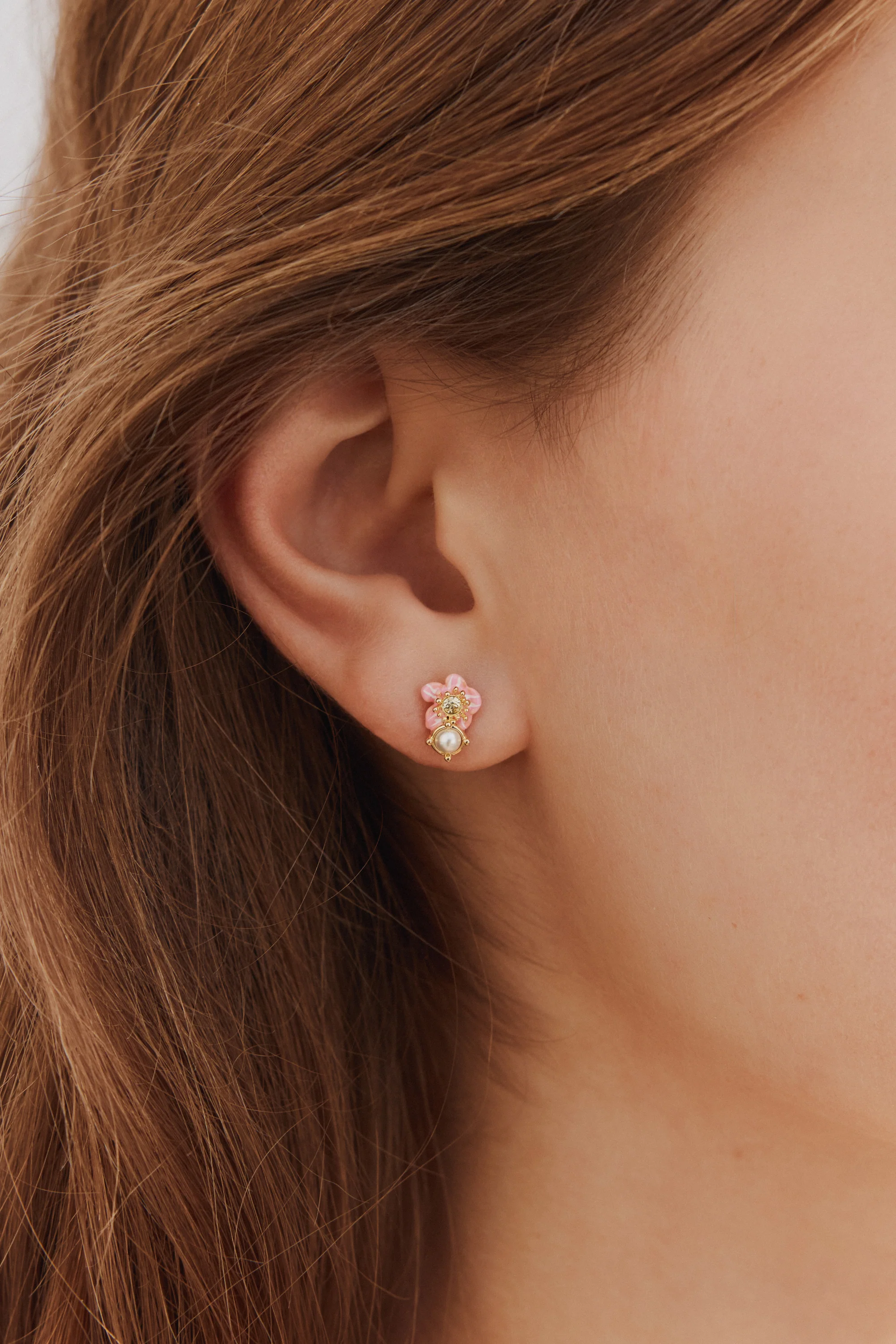 Boucles d'oreilles tiges asymétriques fraises des bois et fleurs rose - Image 2