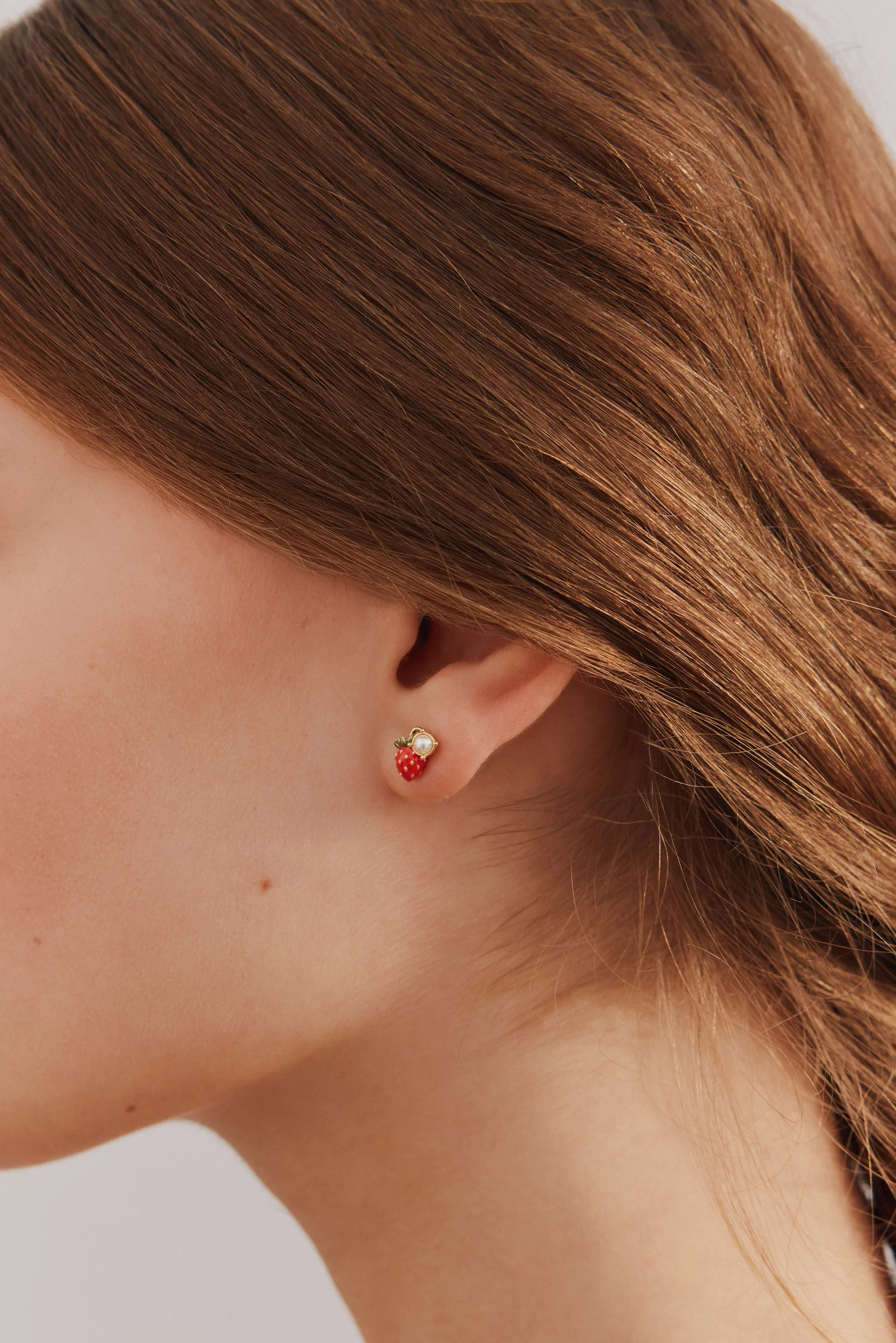 Boucles d'oreilles tiges asymétriques fraises des bois et fleurs rose - Image 3