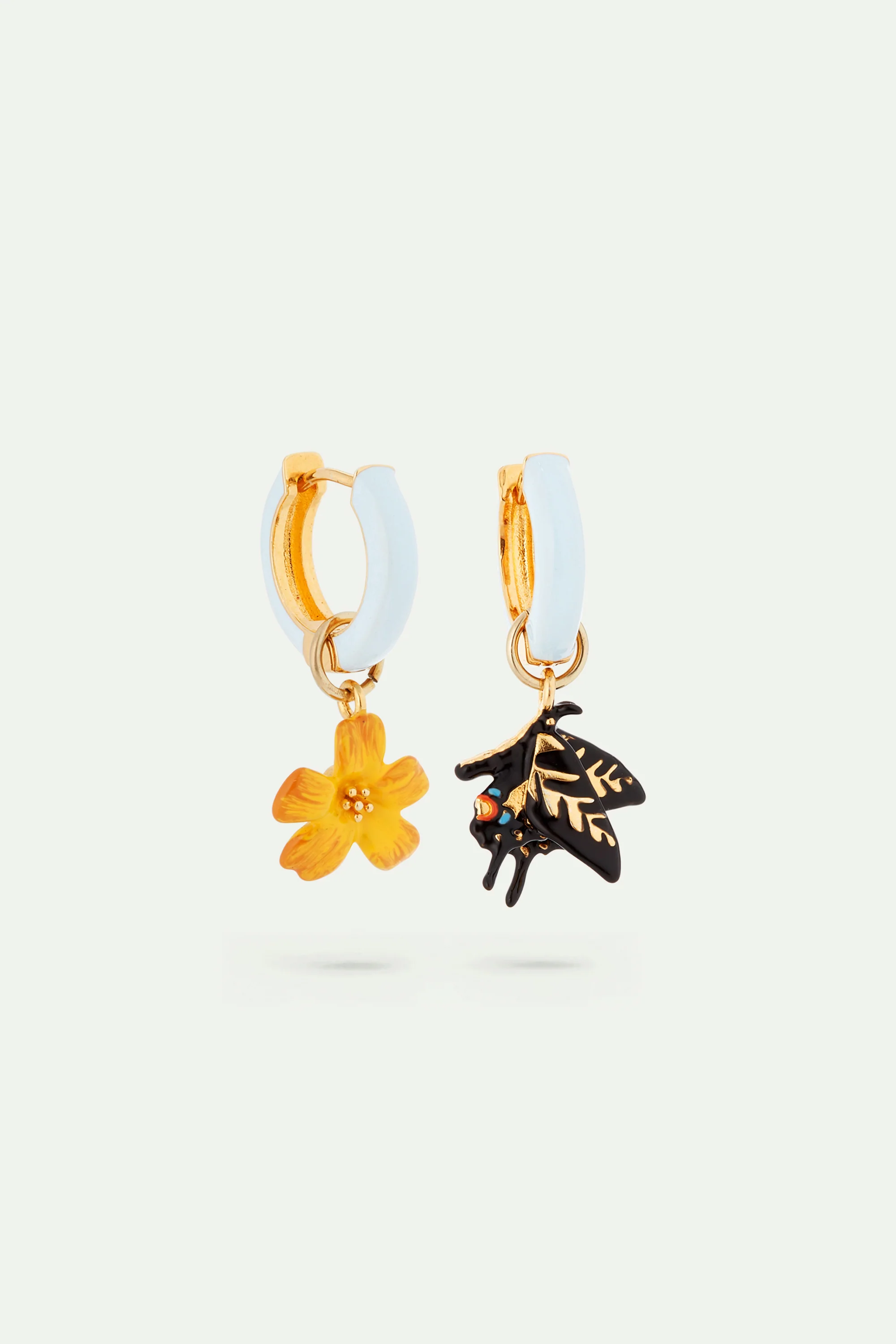 Boucles d'oreilles tiges asymétriques papillon et fleur de jasmin - Image 3