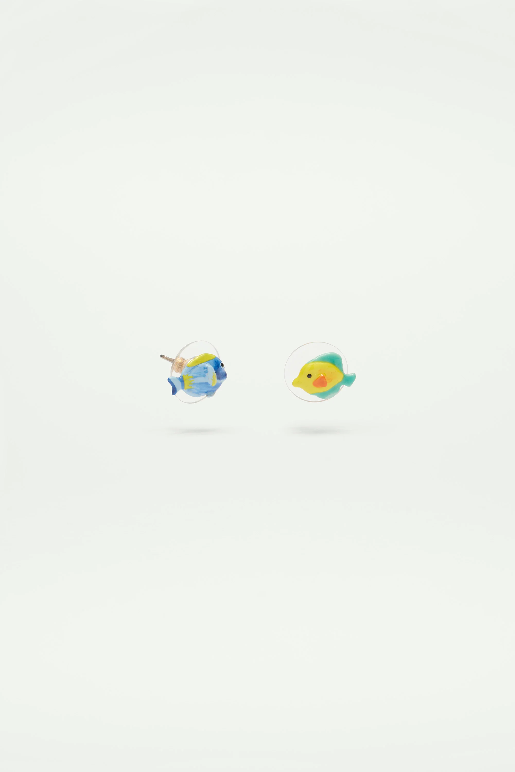 Boucles d'oreilles tiges asymétriques poisson bleu et poisson jaune - Image 3