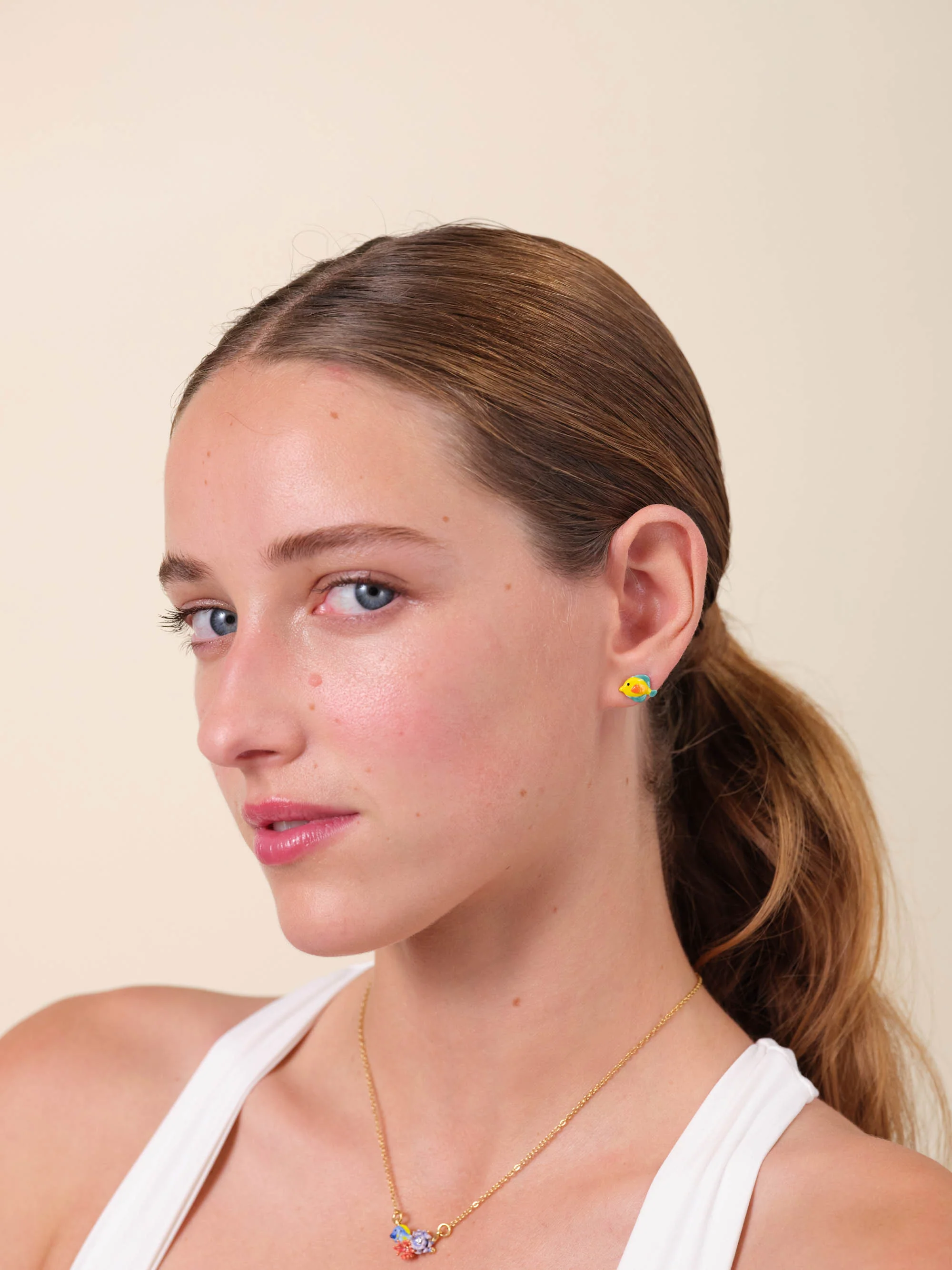 Boucles d'oreilles tiges asymétriques poisson bleu et poisson jaune - Image 4