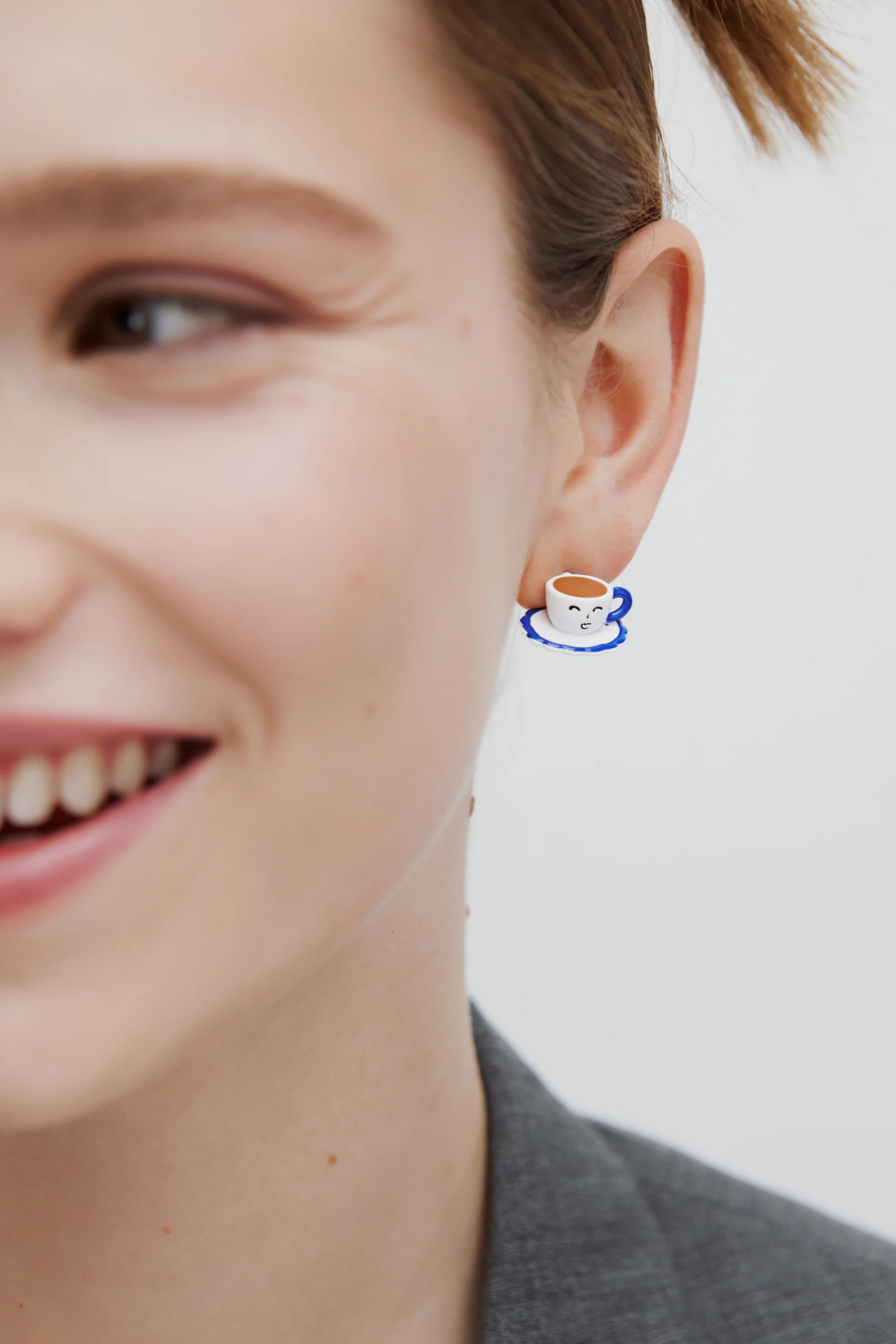 Boucles d'oreilles tiges asymétriques théière bleue et blanche, et petite pierre jaune - Image 2