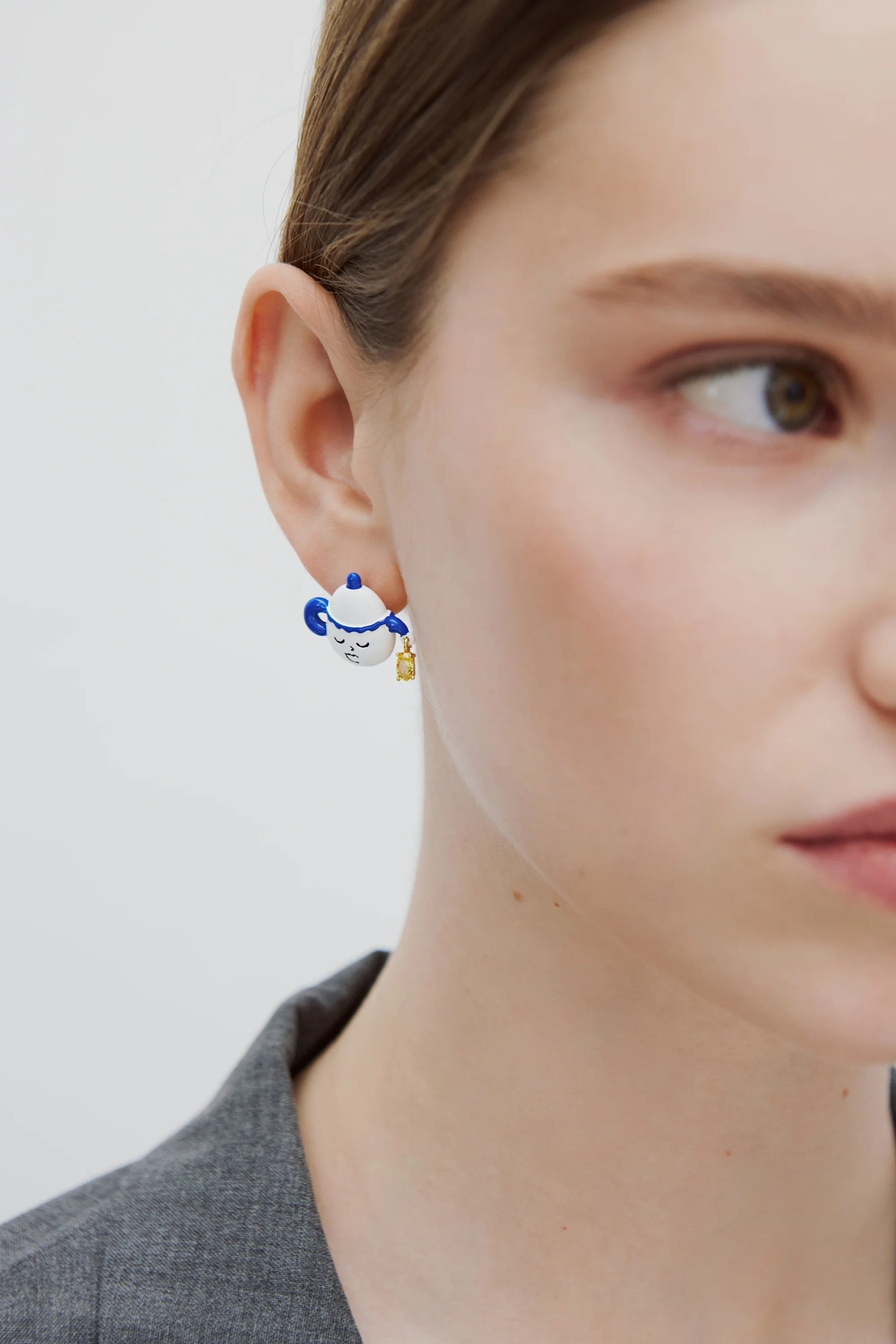 Boucles d'oreilles tiges asymétriques théière bleue et blanche, et petite pierre jaune - Image 4