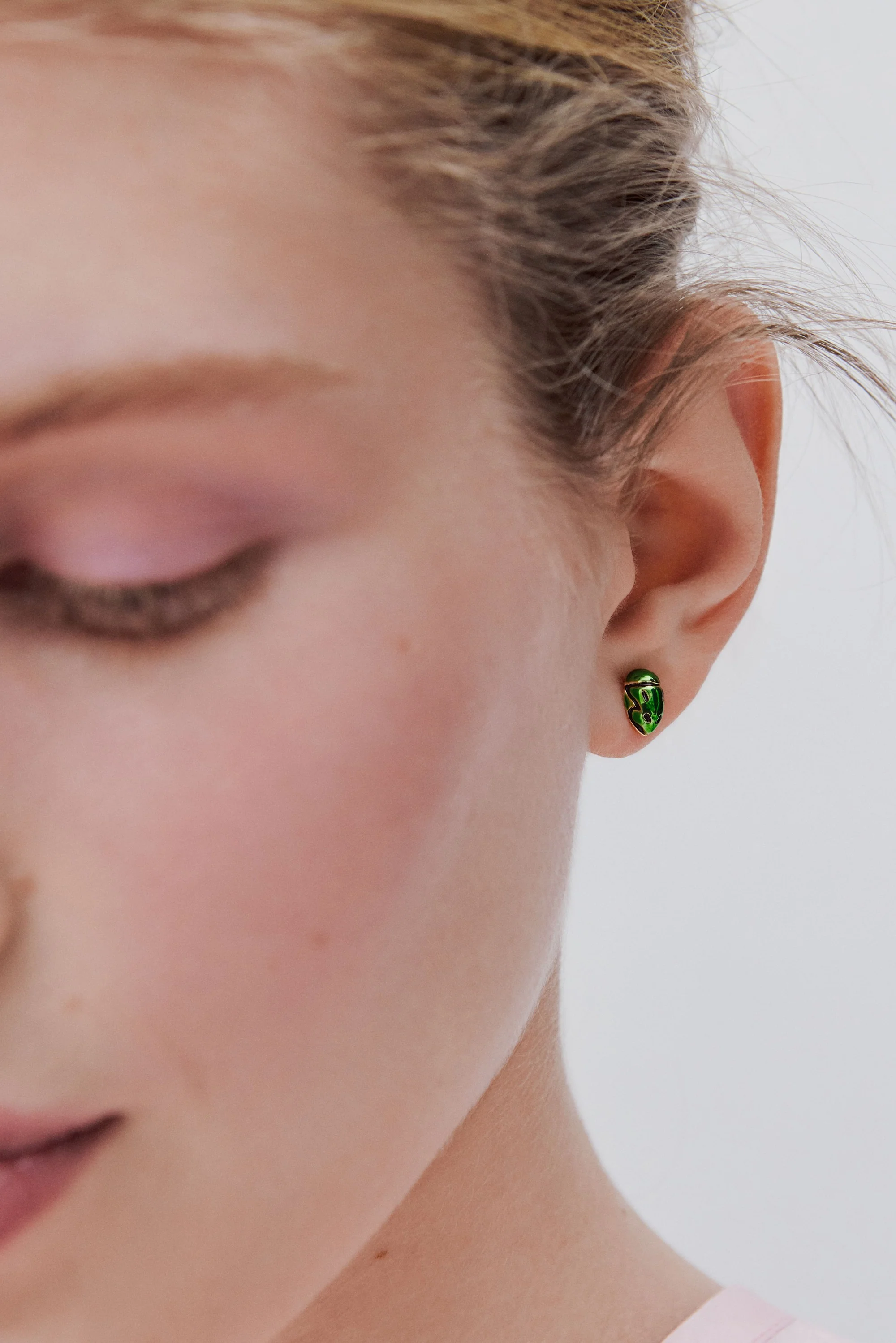 Boucles d'oreilles tiges cétoine verte