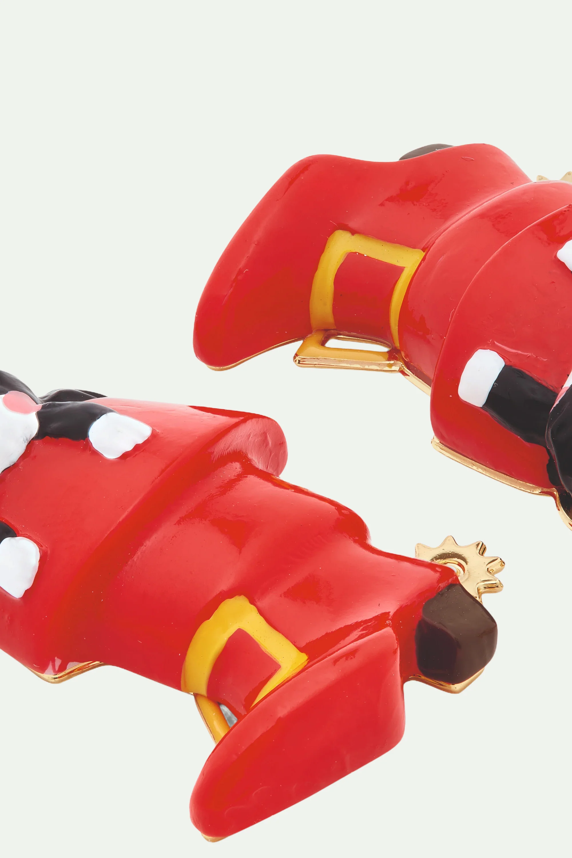 Boucles d'oreilles tiges chat charmant dans sa botte rouge - Image 3