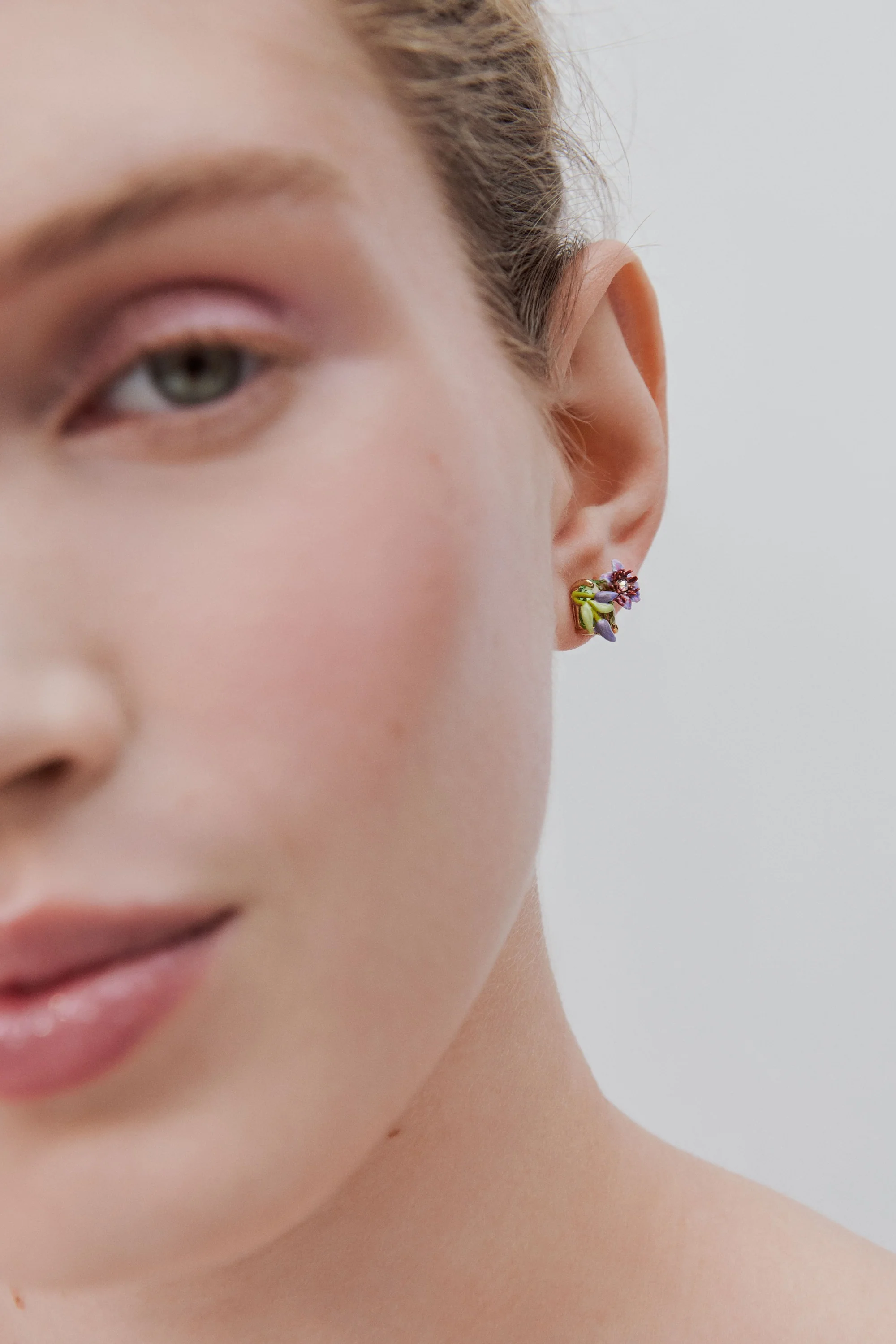 Boucles d'oreilles tiges clématite violette, lierre et verre facetté taille émeraude vert - Image 2