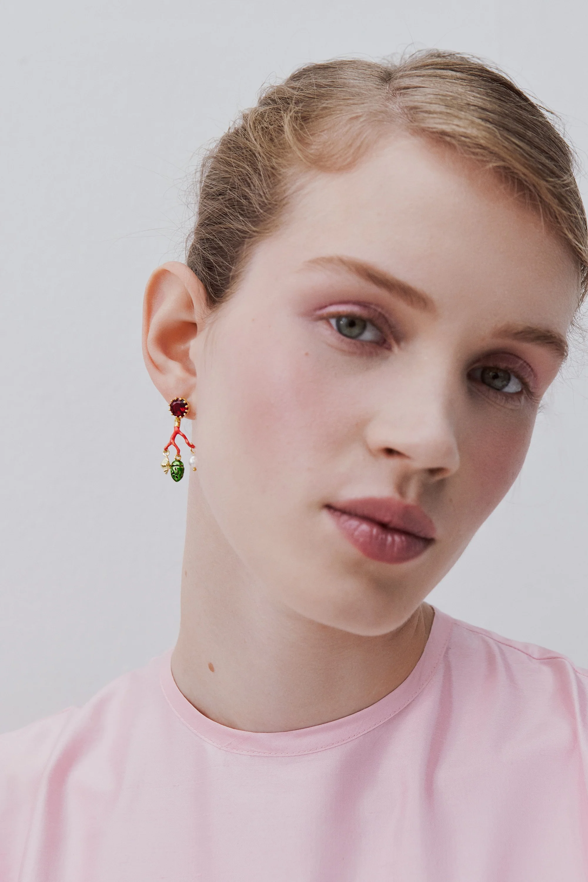 Boucles d'oreilles tiges corail, pierre facettée rouge, perle de culture, cétoine verte et coquillage doré - Image 2