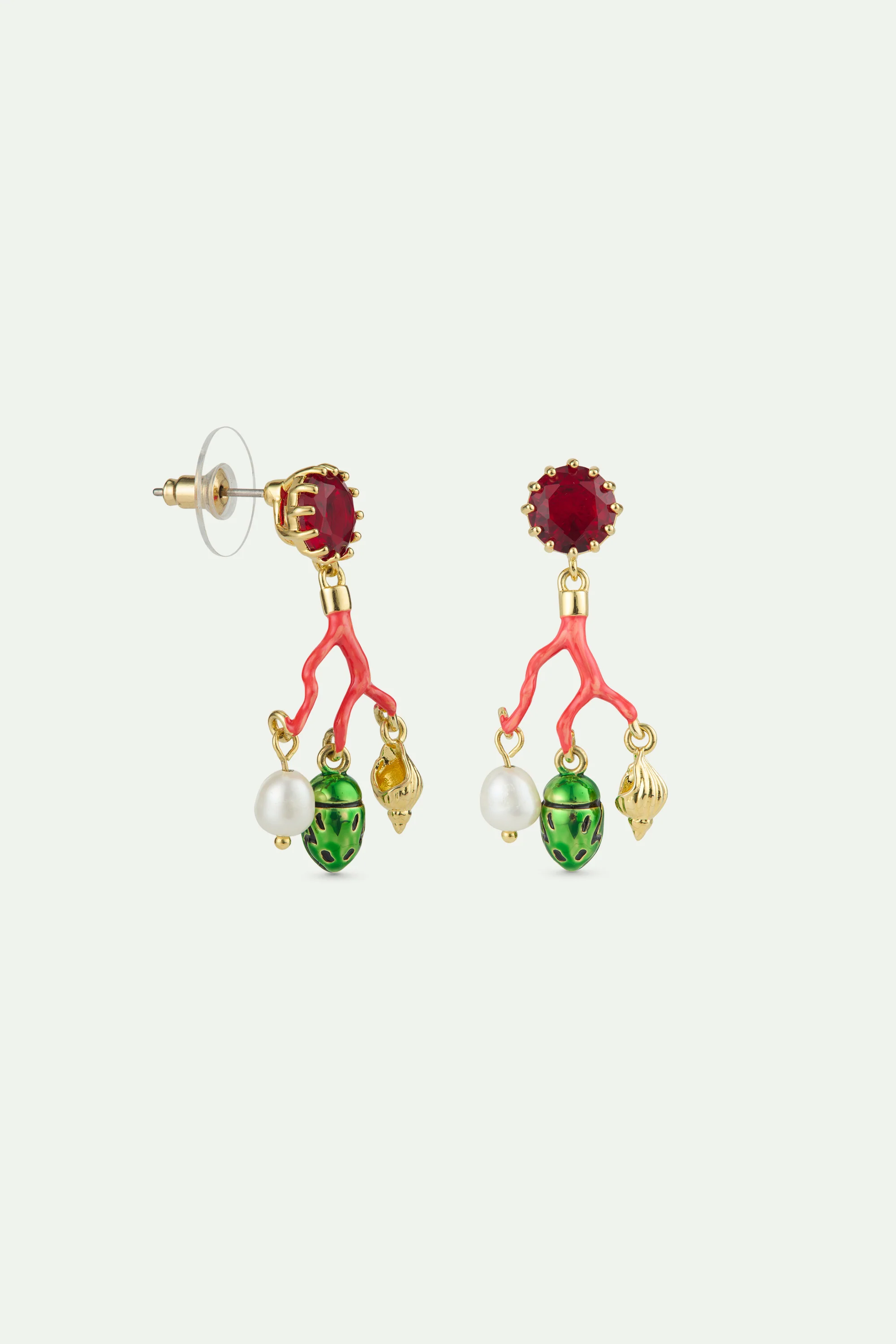 Boucles d'oreilles tiges corail, pierre facettée rouge, perle de culture, cétoine verte et coquillage doré - Image 3