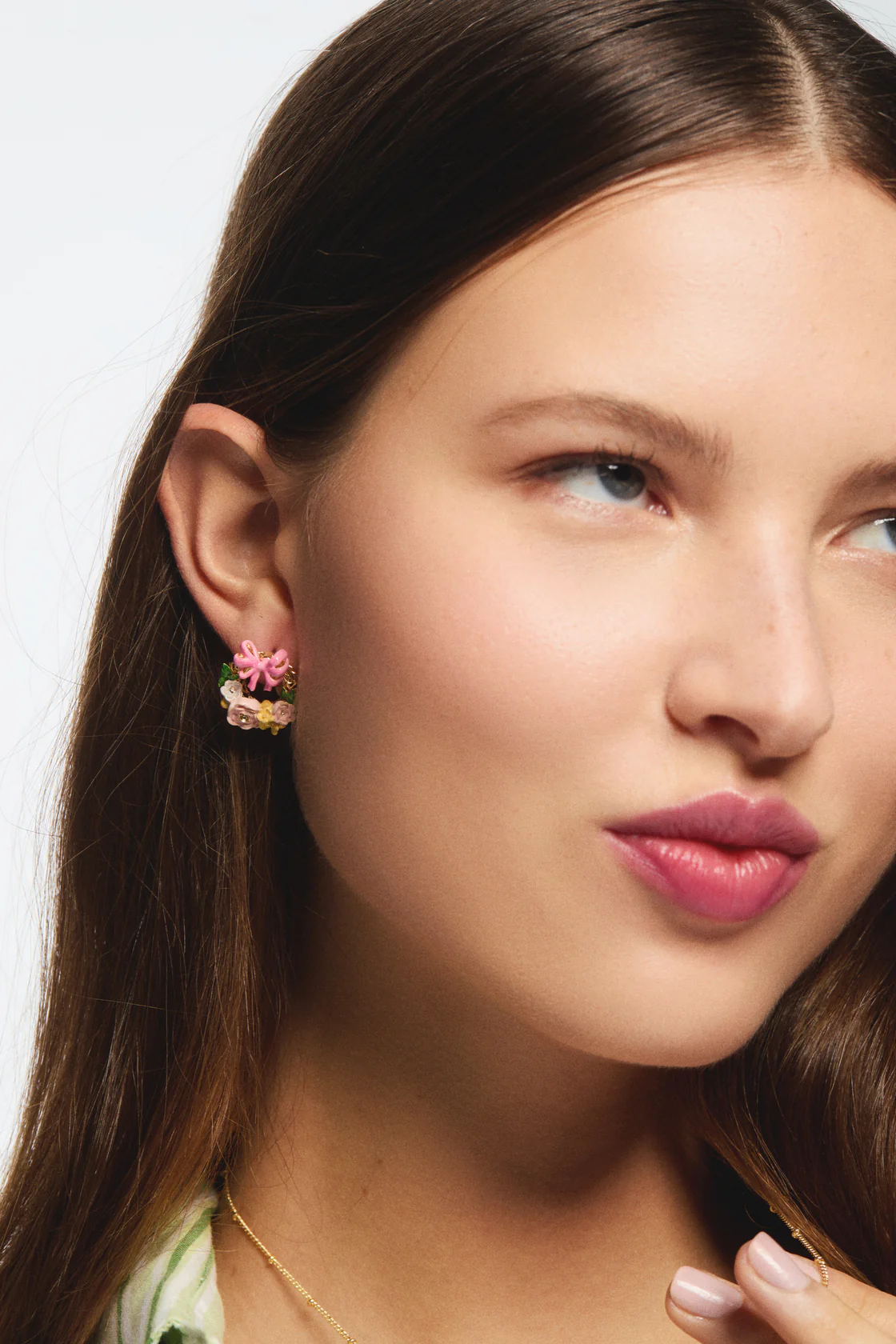 Boucles d'oreilles tiges couronne de fleurs et noeud rose - Image 2