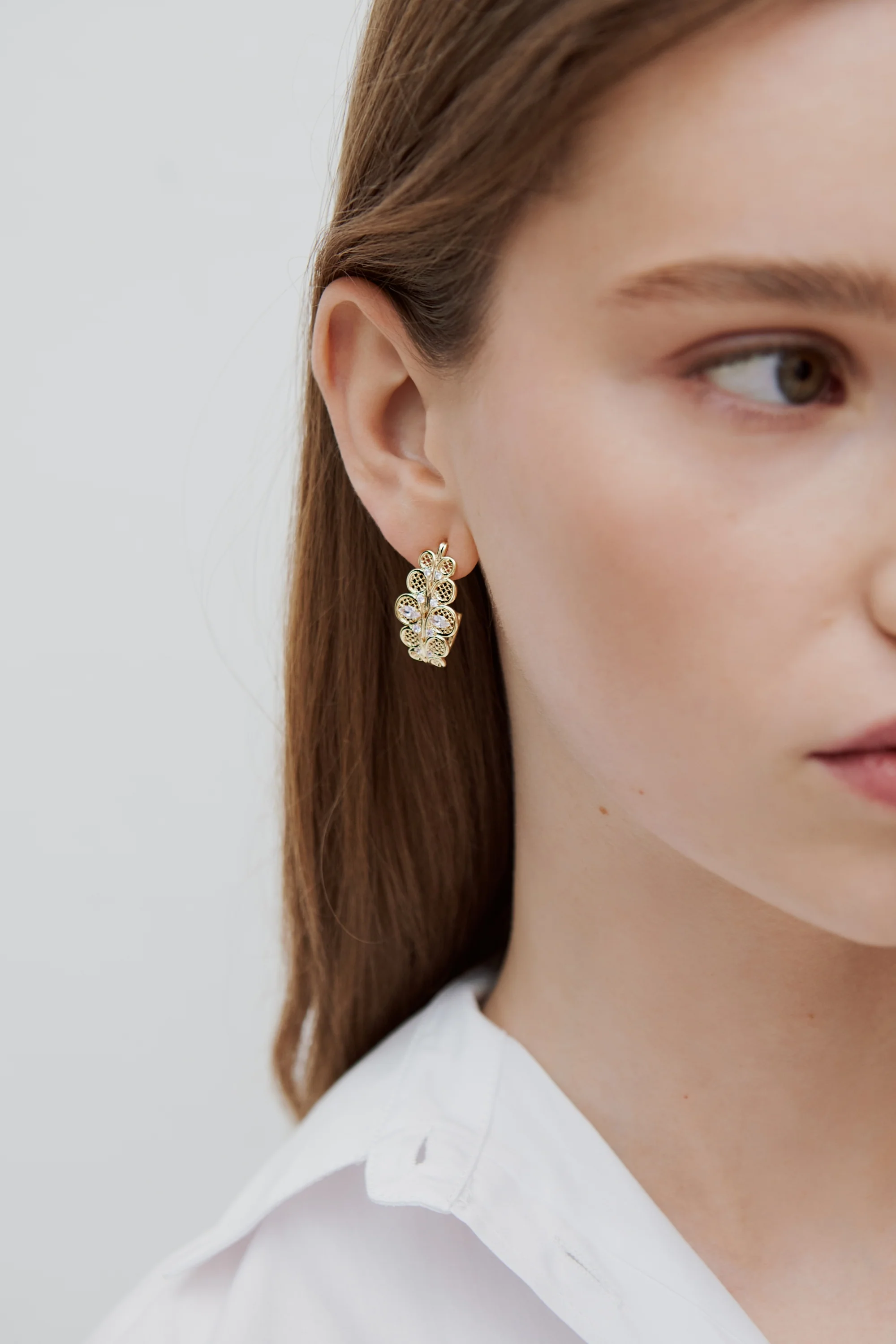 Boucles d'oreilles tiges créoles dorées en filigrane et cristaux - Image 2