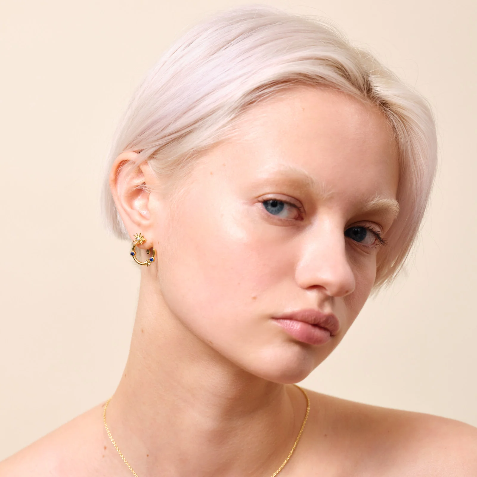 Boucles d'oreilles tiges créoles étoiles dorées et pierres bleu nuit - Image 2