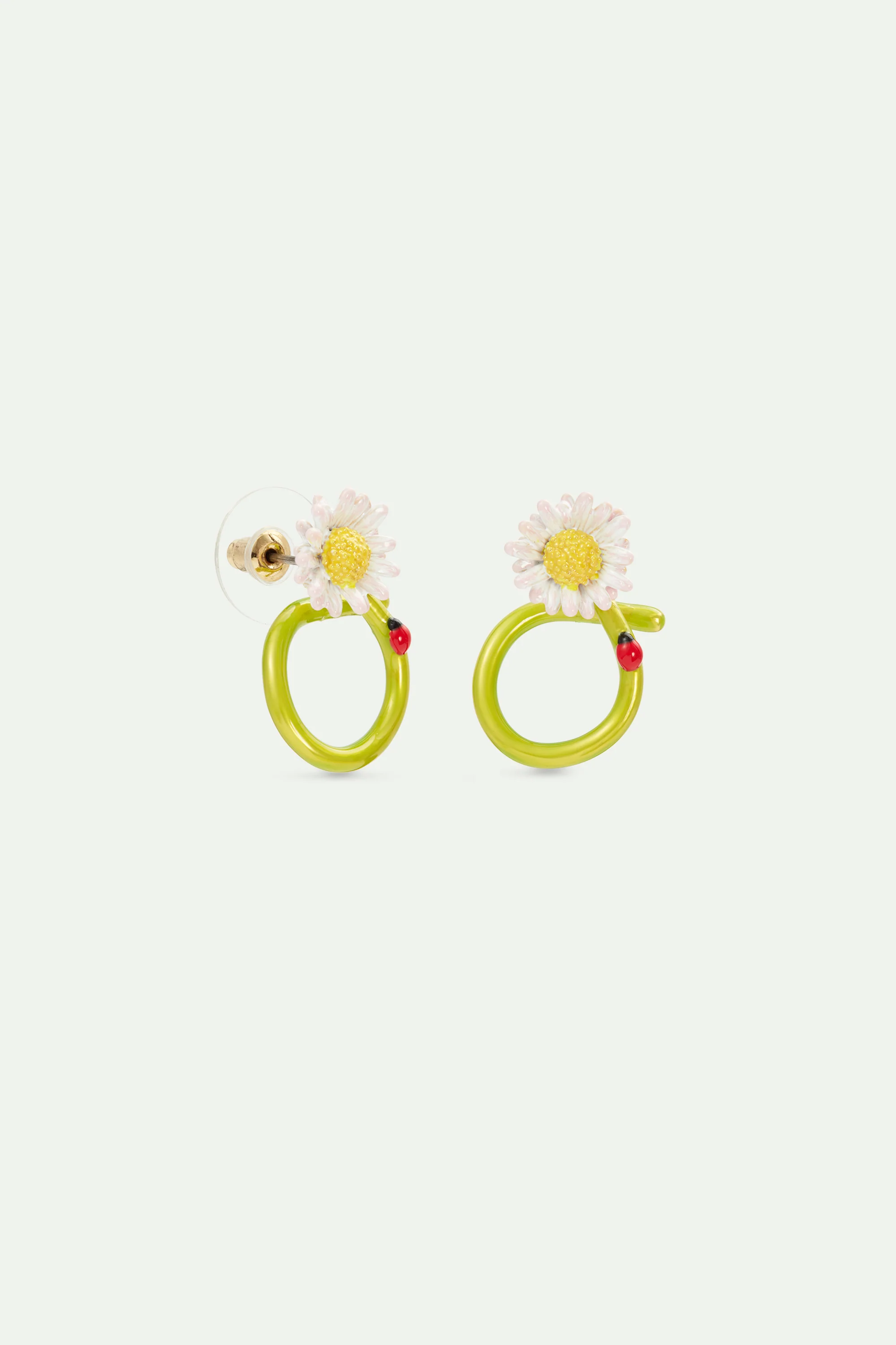 Boucles d'oreilles tiges créoles fleur blanche et coccinelle - Image 3
