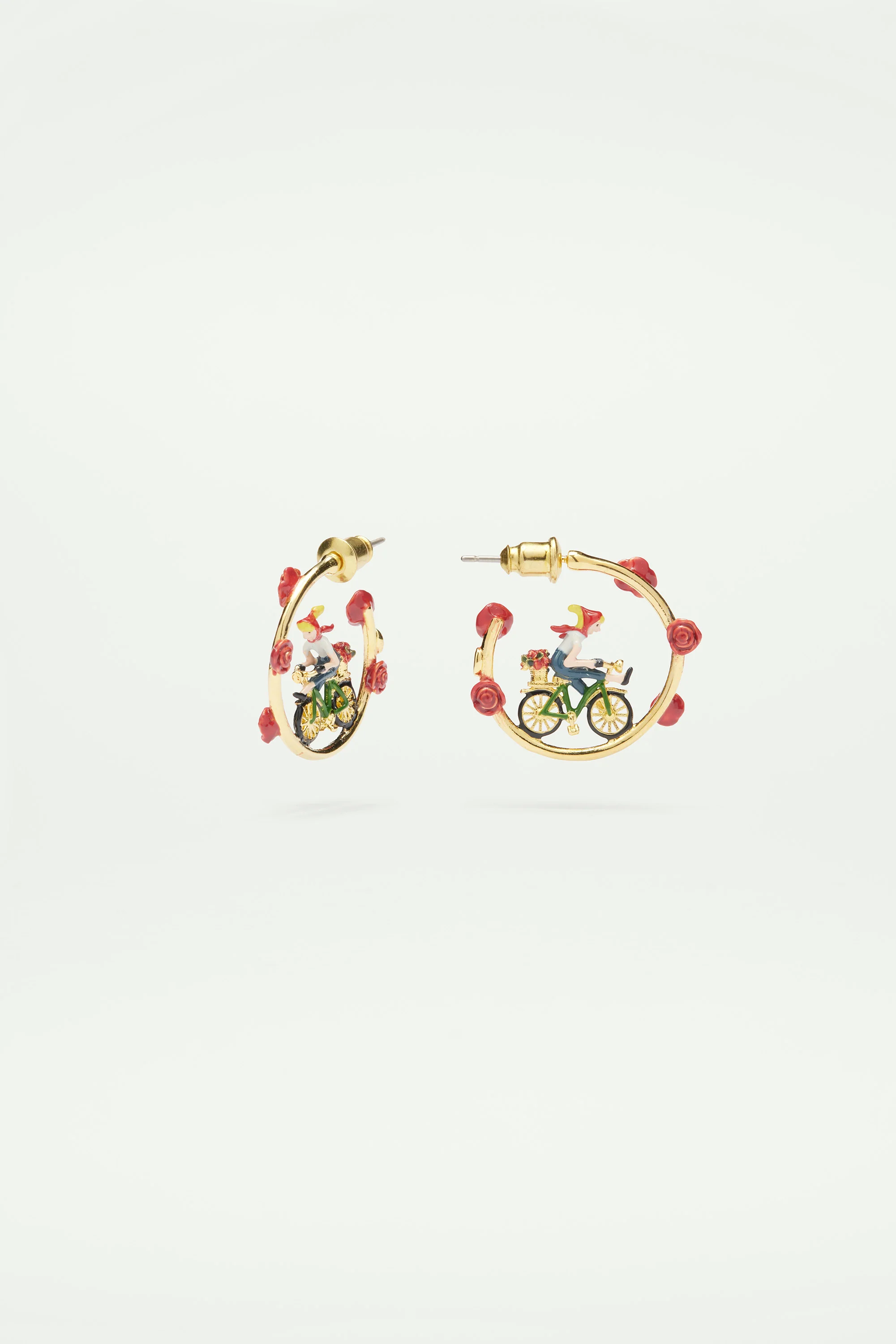 Boucles d'oreilles tiges créoles roses et femme sur son vélo - Image 2