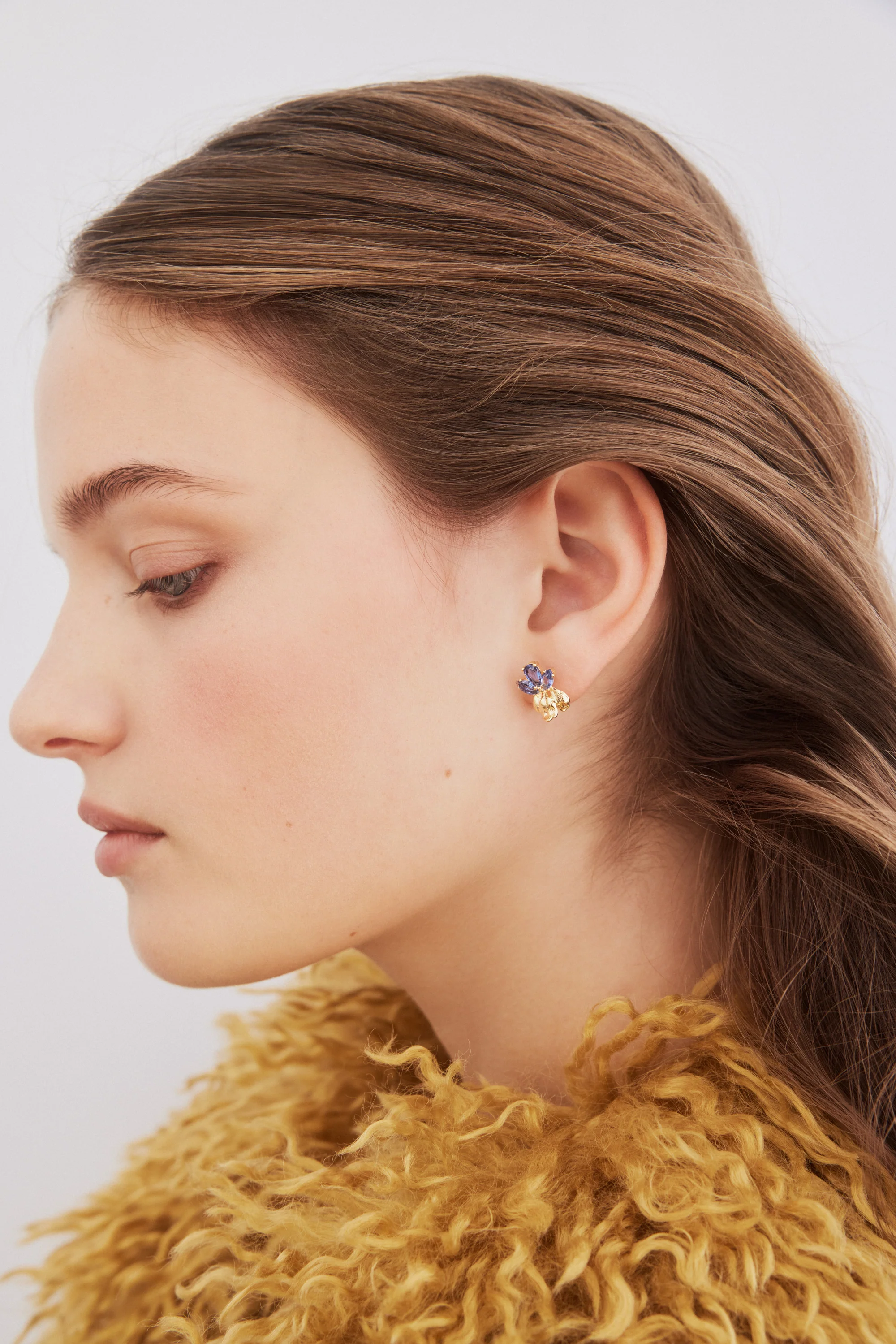 Boucles d'oreilles tiges dorées iris et pierres bleues - Image 2