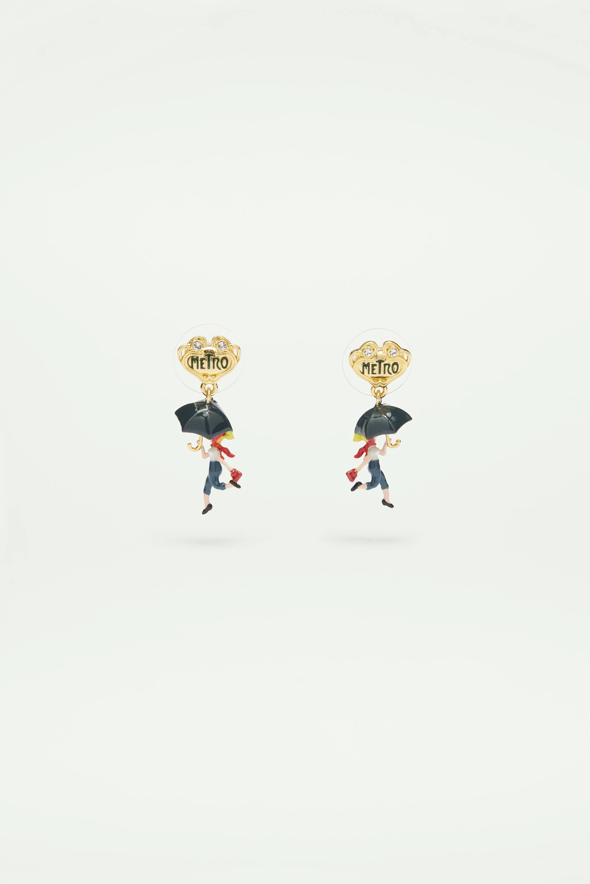Boucles d'oreilles tiges femme sous son parapluie