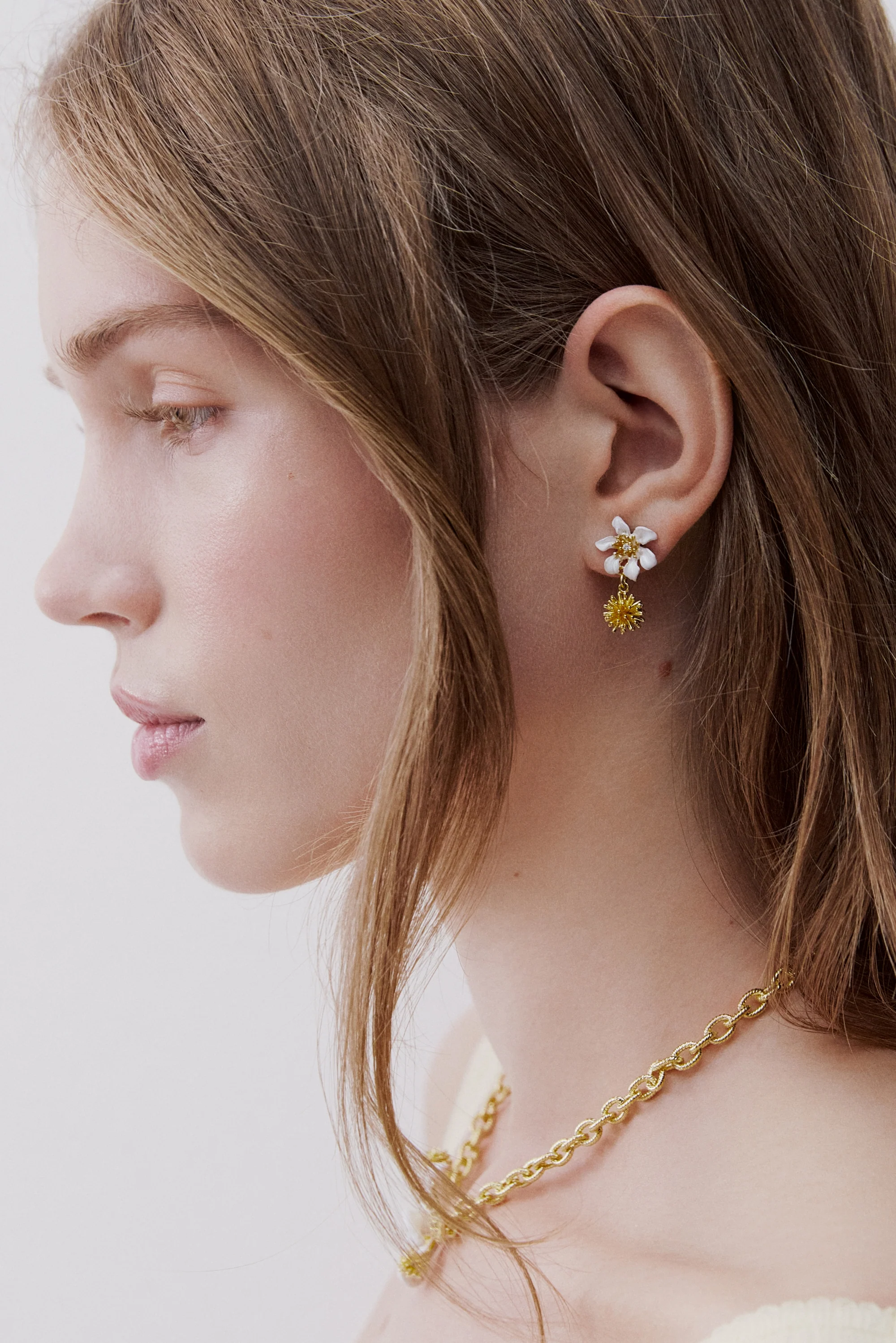 Boucles d'oreilles tiges fleur de clĂ©matite blanche et corĂȘte du japon - Image 2