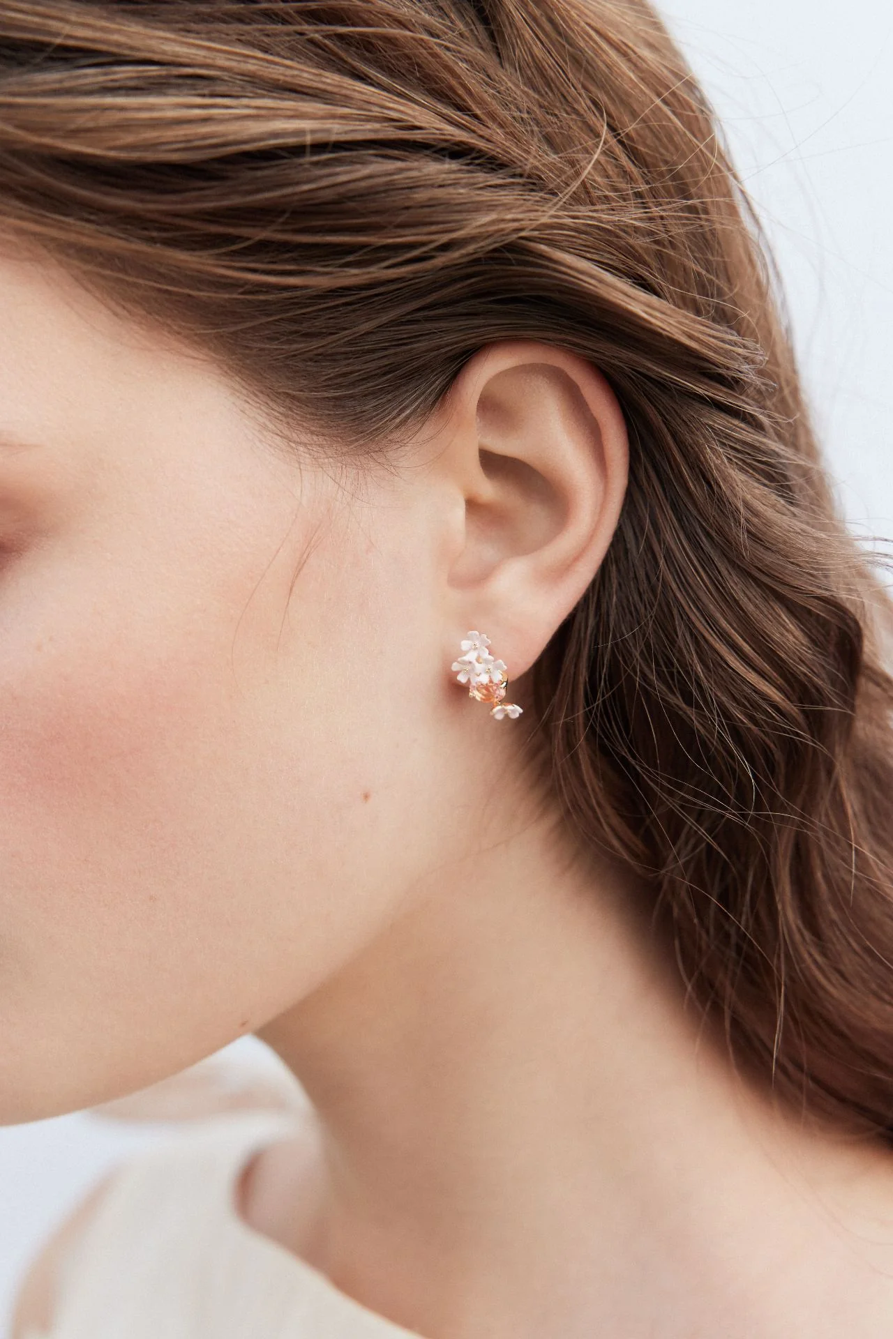 Boucles d'oreilles tiges fleurs de verveine et pierre ronde - Image 2